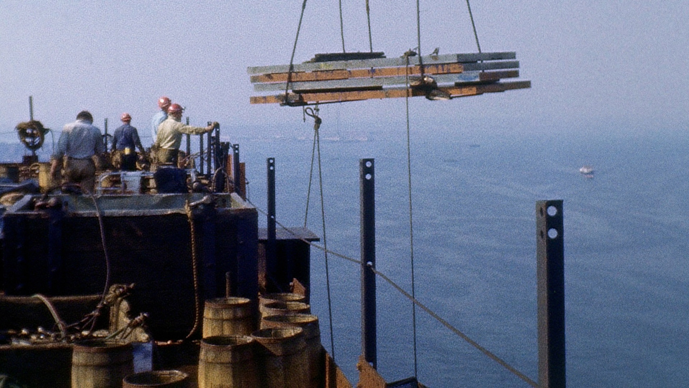 Gli operai al lavoro, le cui vicende fanno da contrappeso alla storia «eroica» di Ammann.