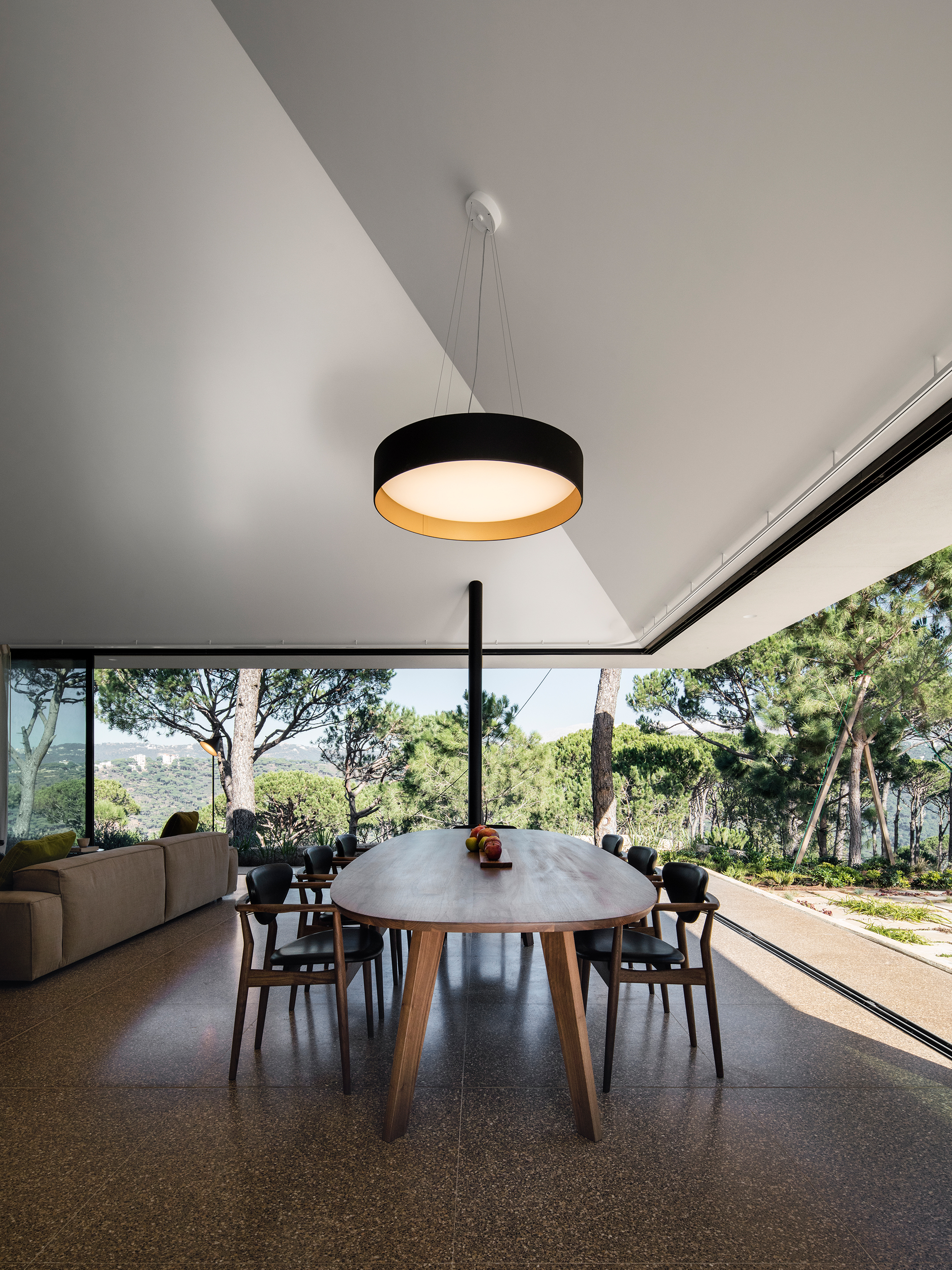 Die errichtete Dachkomposition gipfelt im Essbereich.