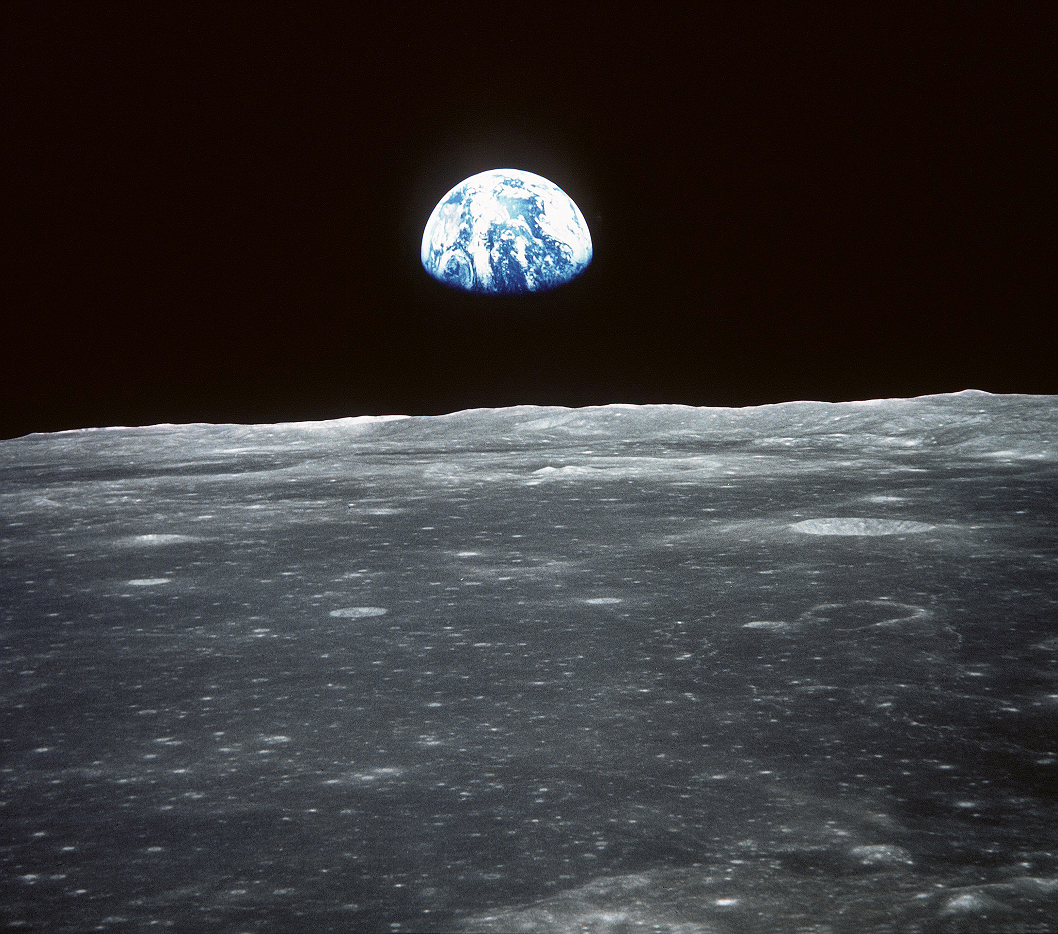 «Earthrise» ist das erste Farbbild der am Mondhorizont aufgehenden Erde – es wurde am 24. Dezember 1968 im Rahmen der Apollo-8-Mission aufgenommen und hat seither Generationen geprägt. Im Gegensatz zu Vernes Raumfahrtbesatzung durften die drei NASA-Astronauten ganz ohne astrophysikalischen Diskurs an diesem einzigartigen Moment teilhaben. Die in der Folge (unter anderem auch auf der Apollo-11-Mission) mehrfach reproduzierte Aufnahme ermöglichte eine neue Perspektive auf das Bekannte und Vertraute.