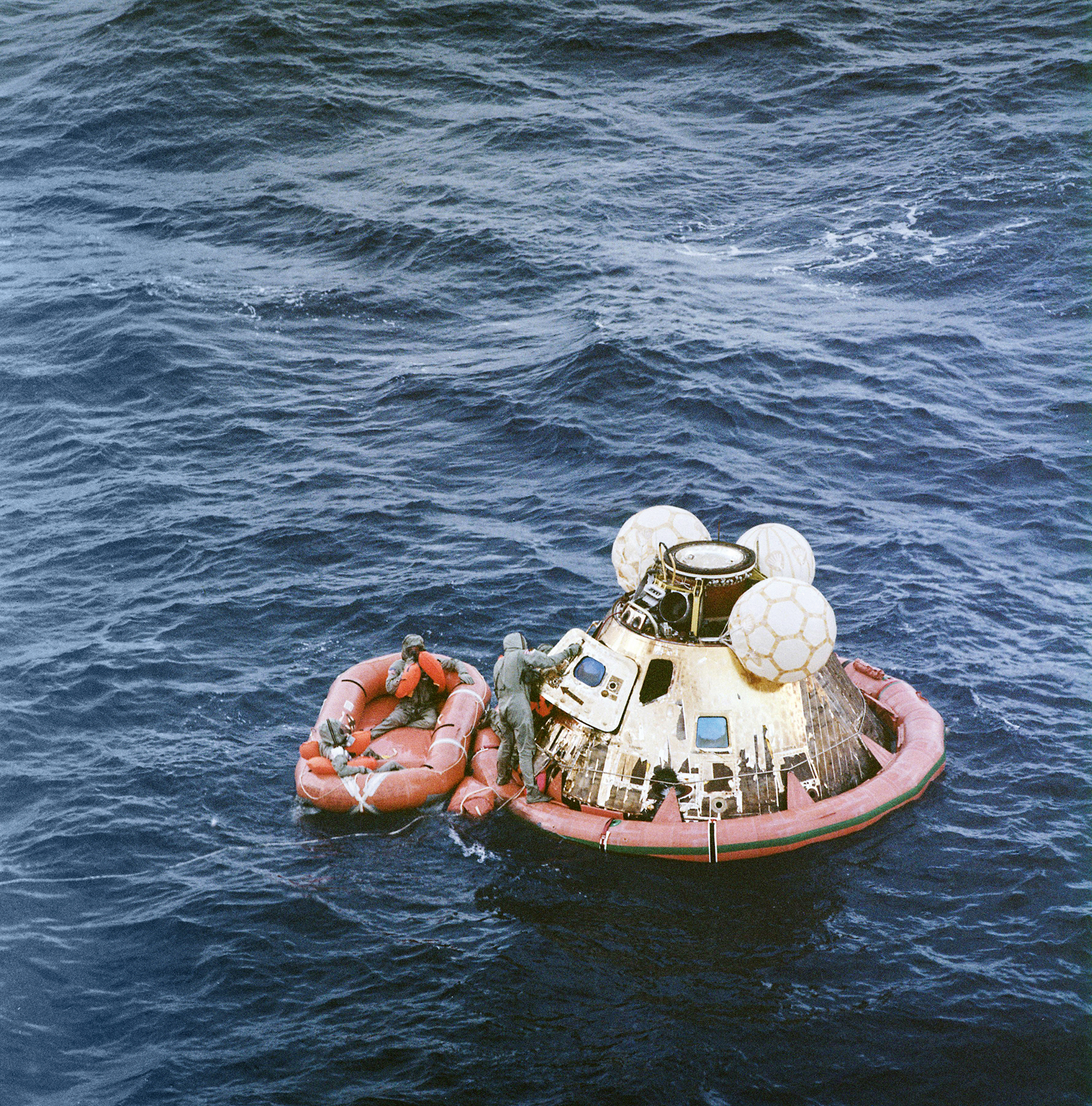 Links: Vom Testlauf zum Standard – in unzähligen Übungsdurchläufen geprobt, wurde die Wasserlandung zum späteren Standard der amerikanischen Raumfahrt. Im Bild die Wasserung der Apollo-11-Kommandokapsel am 24. Juli 1969.