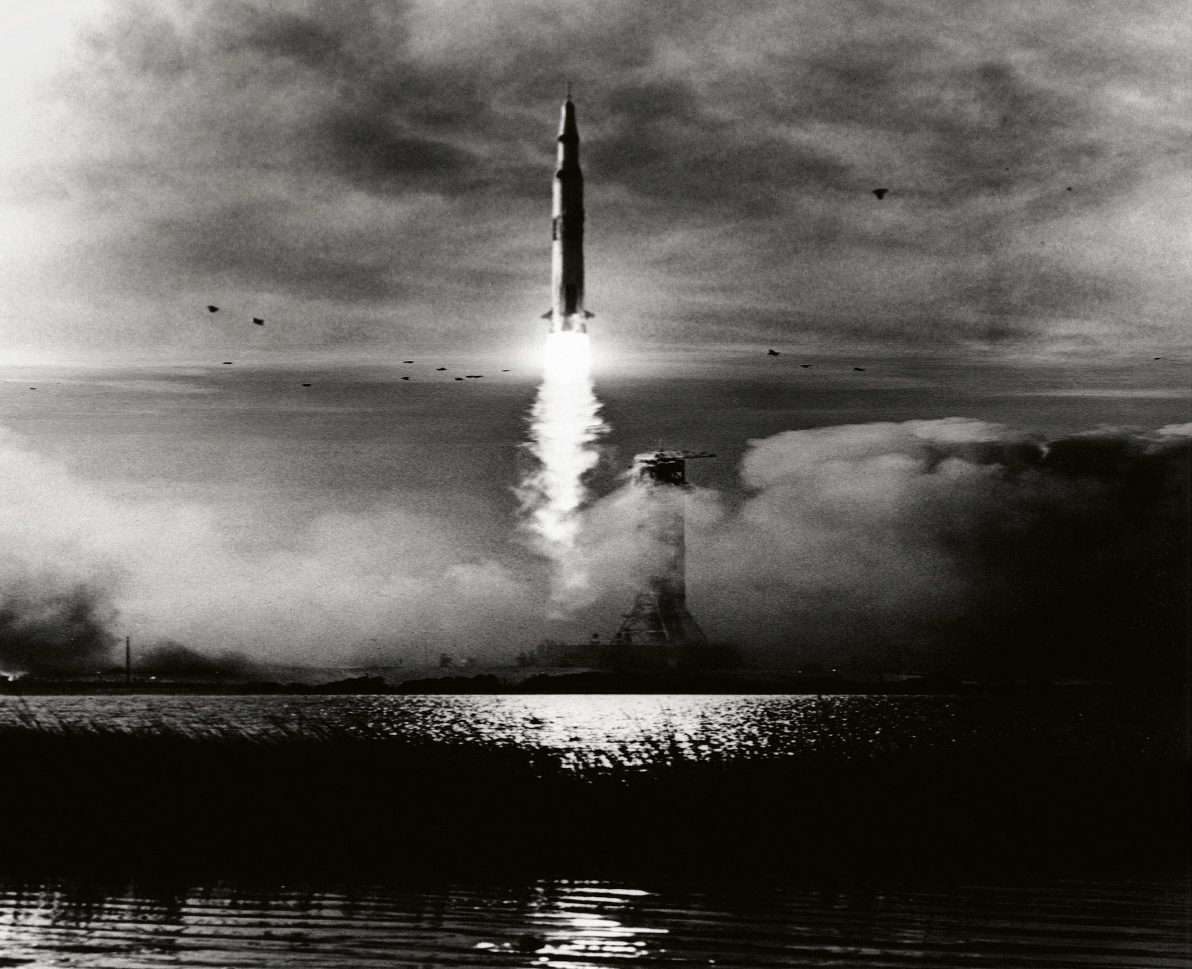 Start der knapp 3000 Tonnen schweren Saturn-V-Trägerrakete am 16. Juli 1969 vom Kennedy Space Center. An der Spitze trug sie das Apollo-Raumschiff, das mit der ersten bemannten Mondlandung Geschichte schrieb. Jules Vernes Roman-Geschoss brachte im Vergleich bescheidene 10 Tonnen Gewicht auf die Waage.