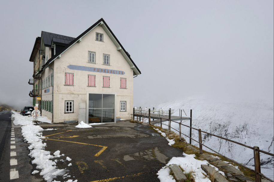 Furkablick Hotel - Blick auf den Haupteingang und die Aussenterrasse.