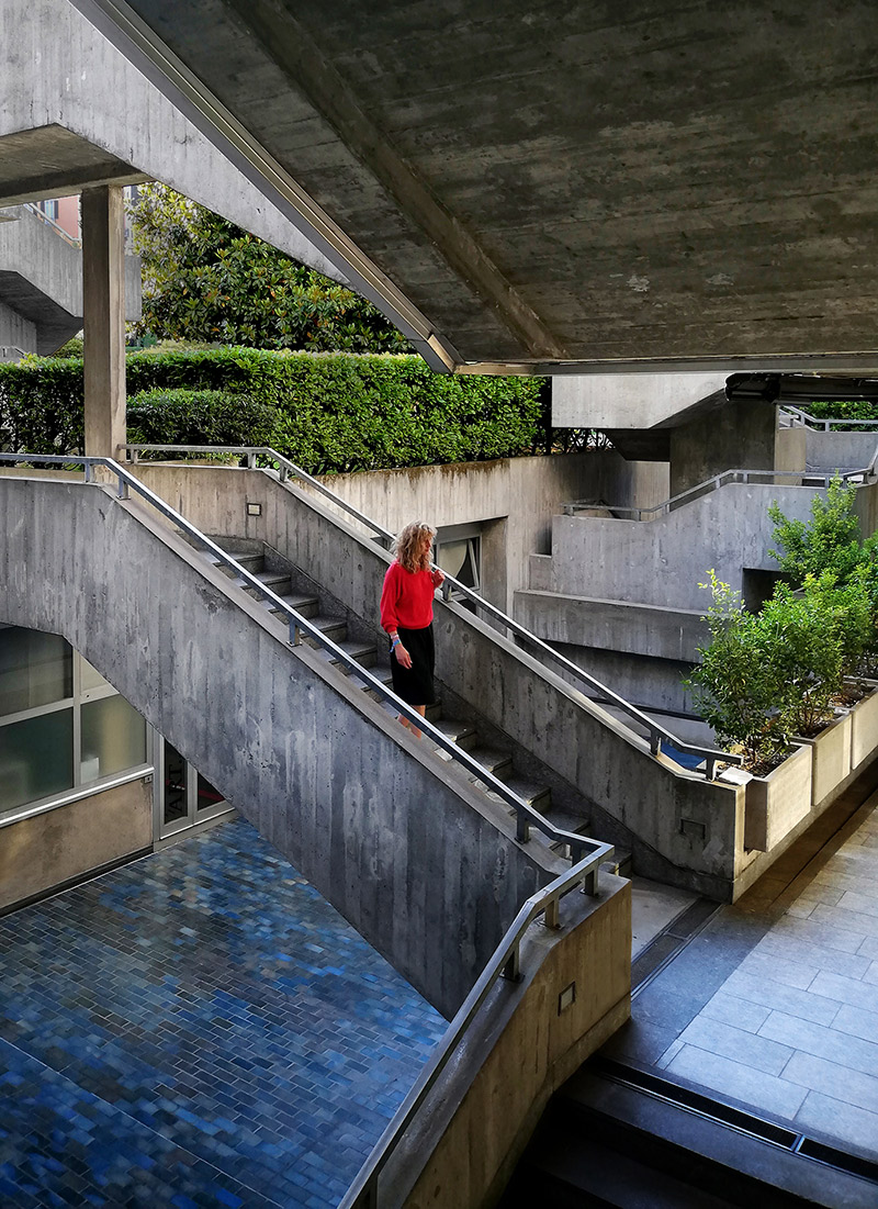 Terzo posto a Victoria Pham (Savoy Center, Paradiso): «La Giuria ha particolarmente apprezzato lo sguardo del fotografo che, attraverso la composizione, ha saputo valorizzare un luogo urbano discosto e anonimo. Come indicato dallo stesso autore “Le scale ci portano ovunque e da nessuna parte, dividono e uniscono lo spazio generando delle prospettive surreali”».