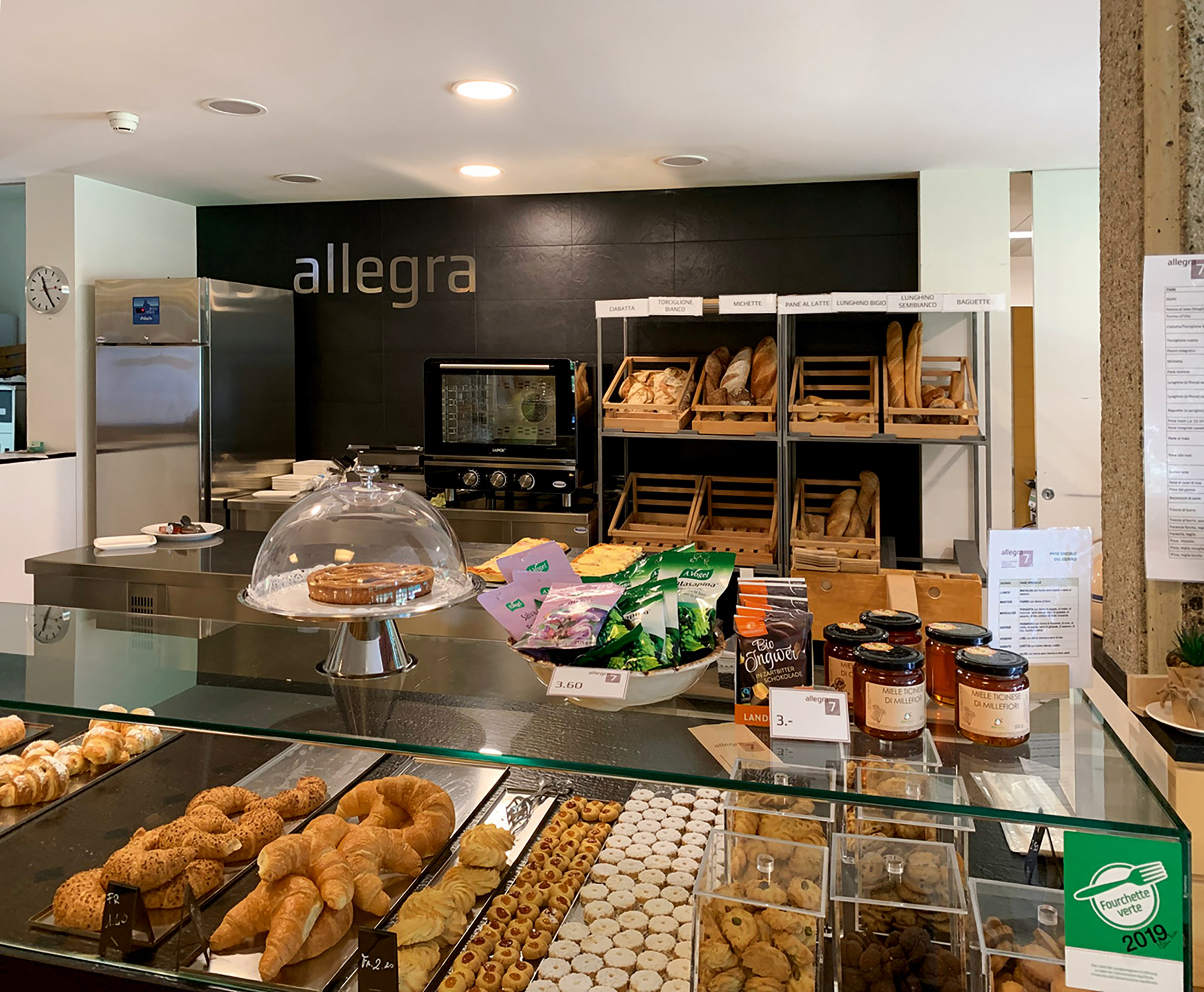 Posta, bar e panetteria aperti al pubblico favoriscono le visite e le relazioni sociali all’interno della casa.