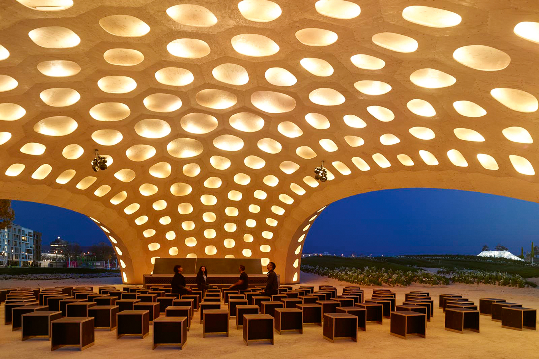 Das Projektteam integrierte die indirekte Beleuchtung in die Konstruktion – das i-Tüpfelchen bei diesem schlüssigen  Gesamtergebnis. Der bionische Ursprung der Tektonik ist auch bei Dunkelheit gut ablesbar und prägt den gewölbten Raum.