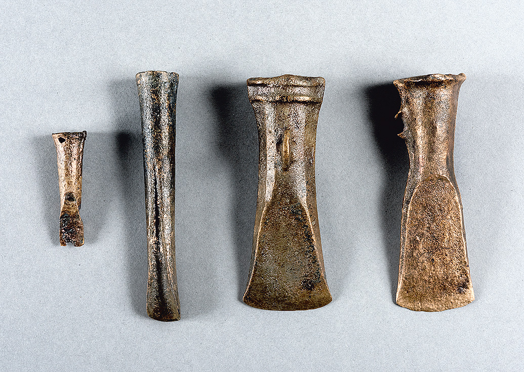 Haches et ciseaux à douille en bronze. Site du Plonjon, Bronze final