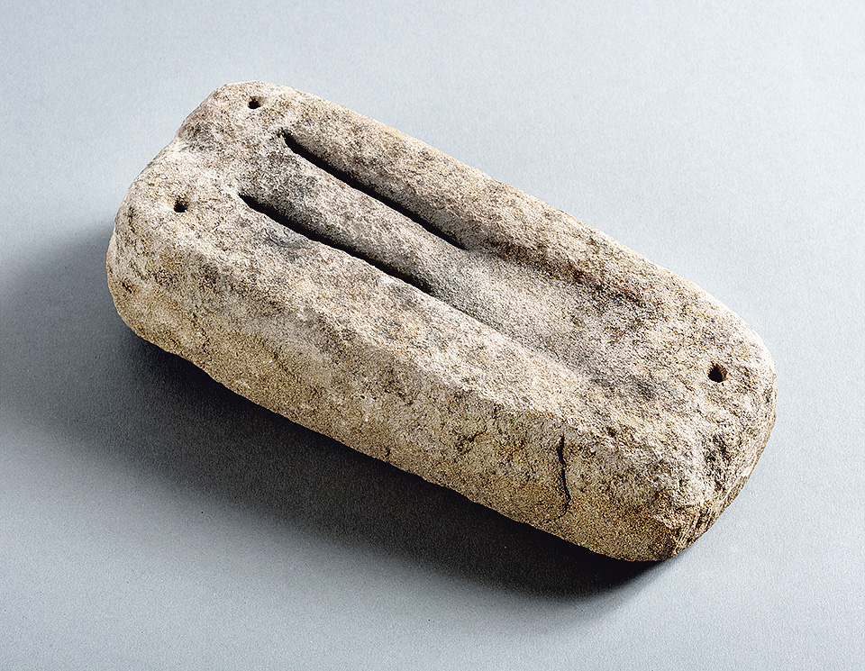 Moitié de moule bivalve pour une hache à ailerons. Site du Plonjon, Bronze final