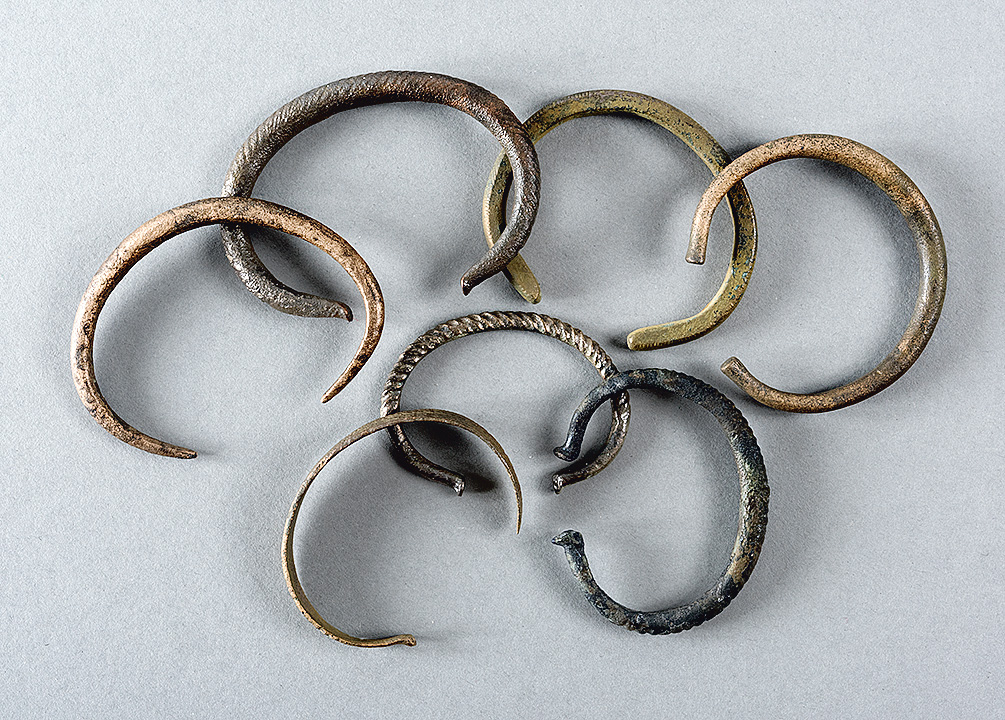 Bracelets en bronze décorés. Site du Plonjon, Bronze final