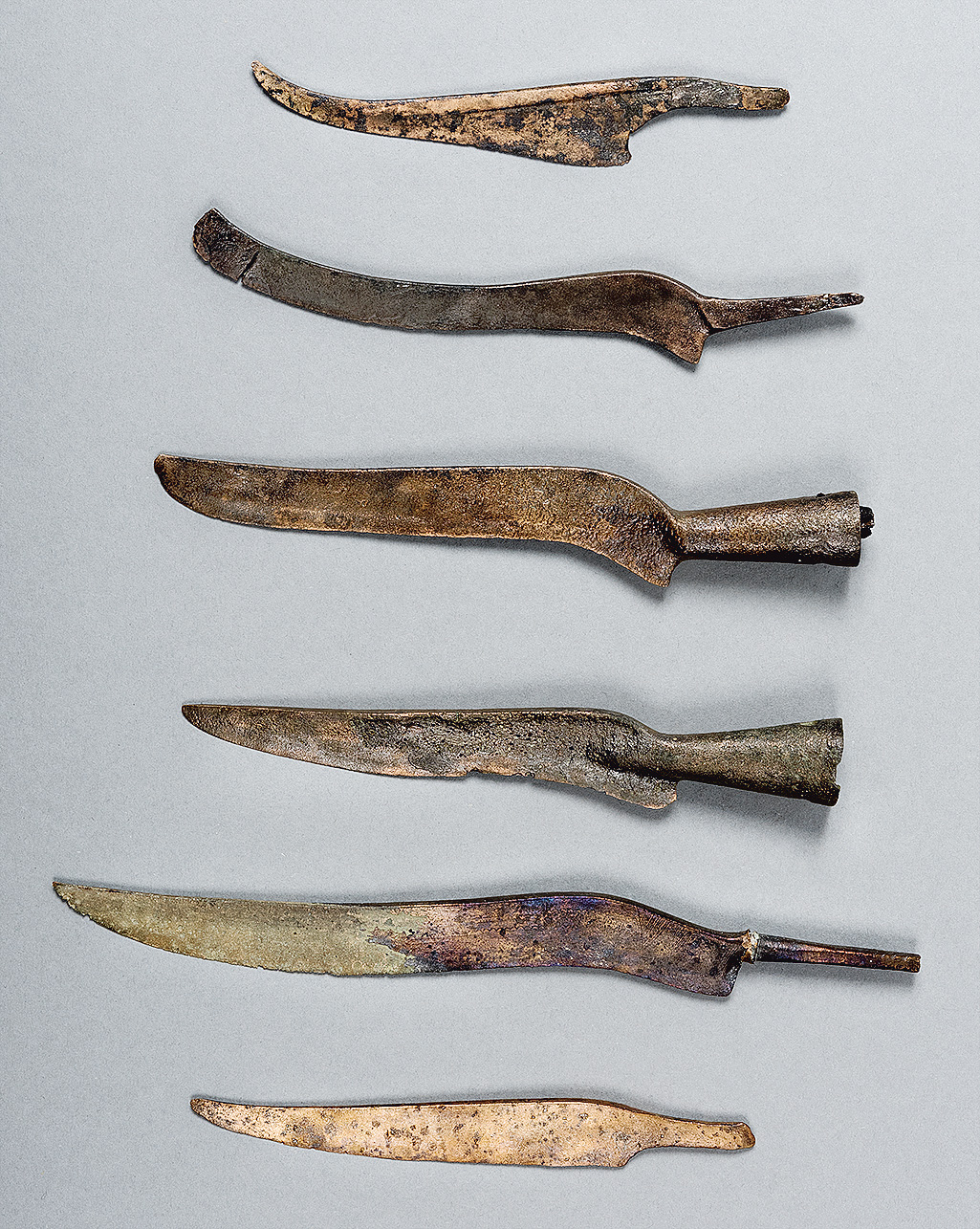 Couteaux en bronze, à soie et à douille. Site du Plonjon, Bronze final