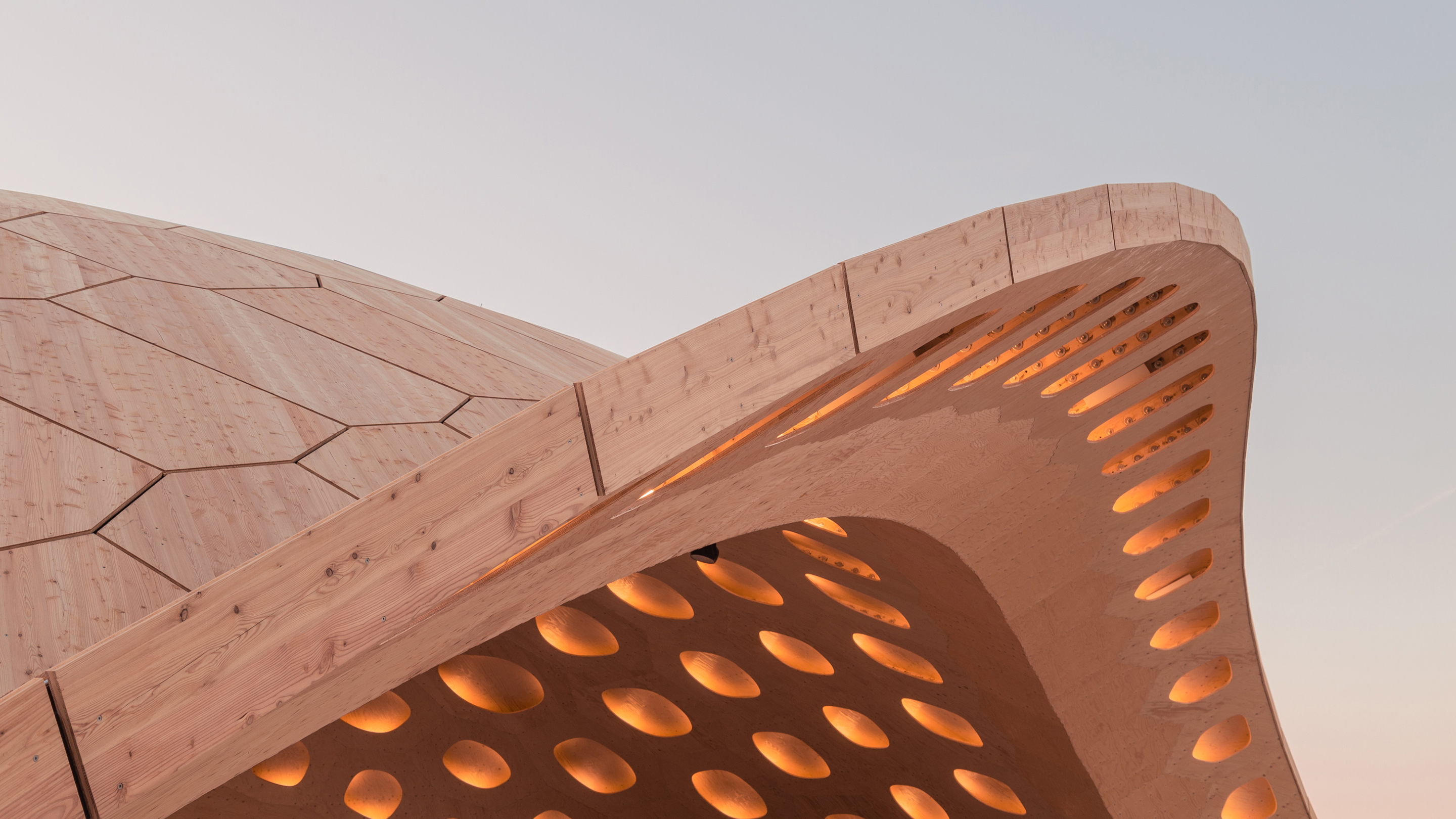 Detailansicht der Bogenöffnung des Holzpavillons.