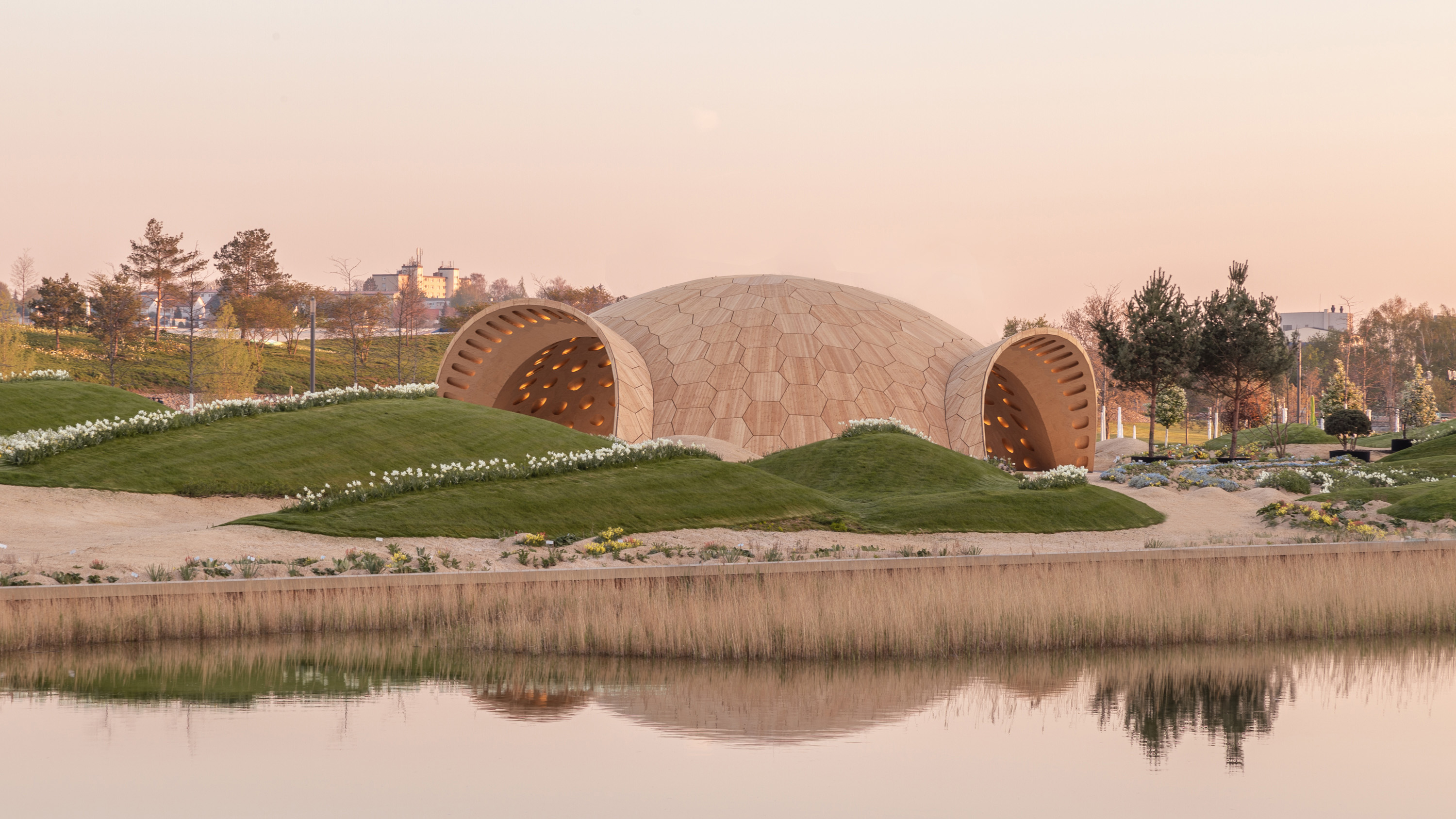 Süd-Ost Ansicht des Holzpavillons auf der Sommerinsel.