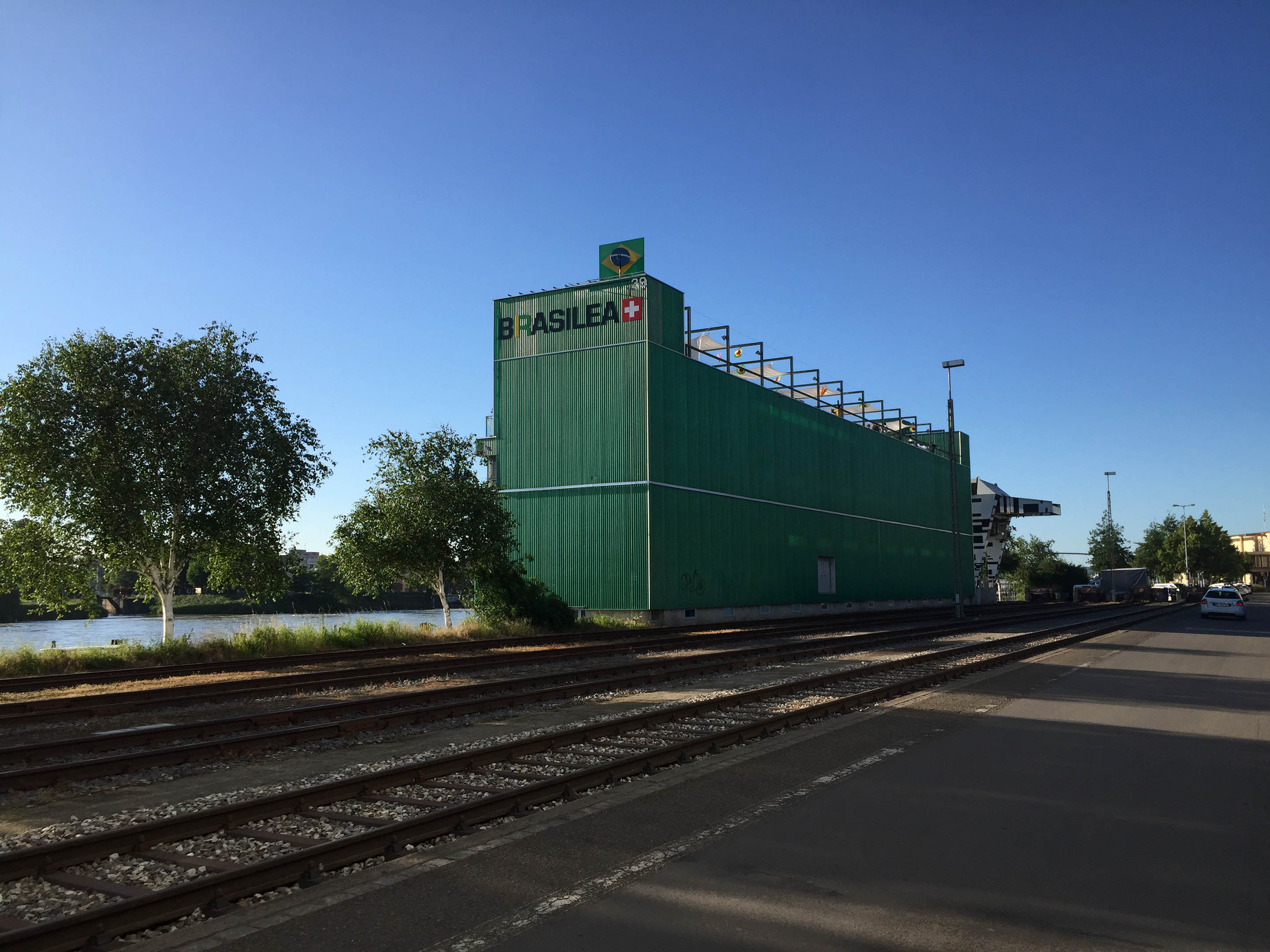 Die Präsentation wurde in der Stiftung Brasilea in einer smart ausgebauten Fabrik am Dreiländereck gefeiert. Hier war nicht nur das eigentliche Werk der brasilianischen Kunstschaffenden zu bewundern, sondern auch ein atemberaubender Sonnenuntergang, der bei lässiger Musik und guten Drinks eine Prise Samba über den Rhein streute.