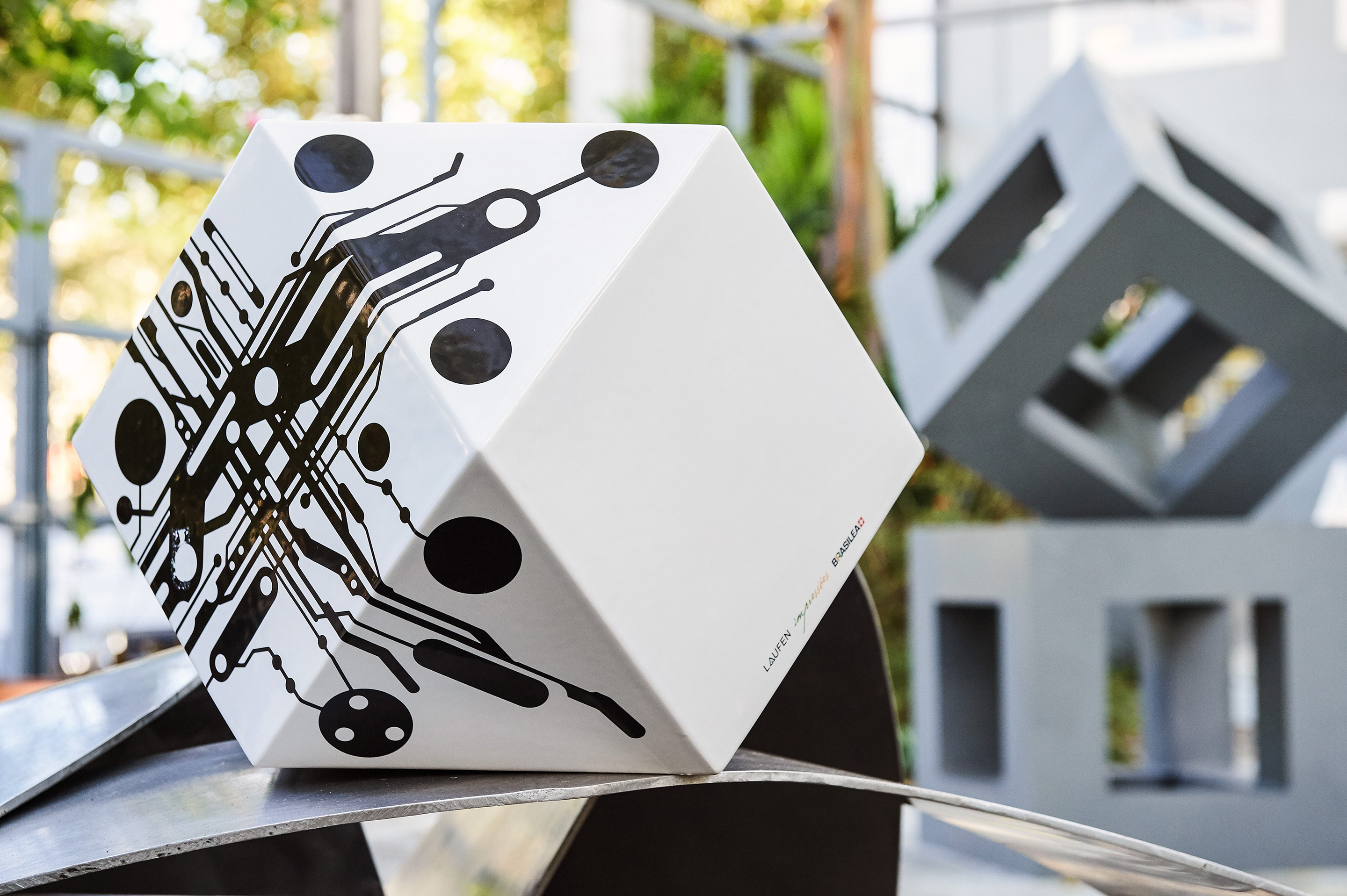 Zwischen Graffiti und Photogramm: durch die geknickten Flächen bekommt das Bild eine neue Dynamik.