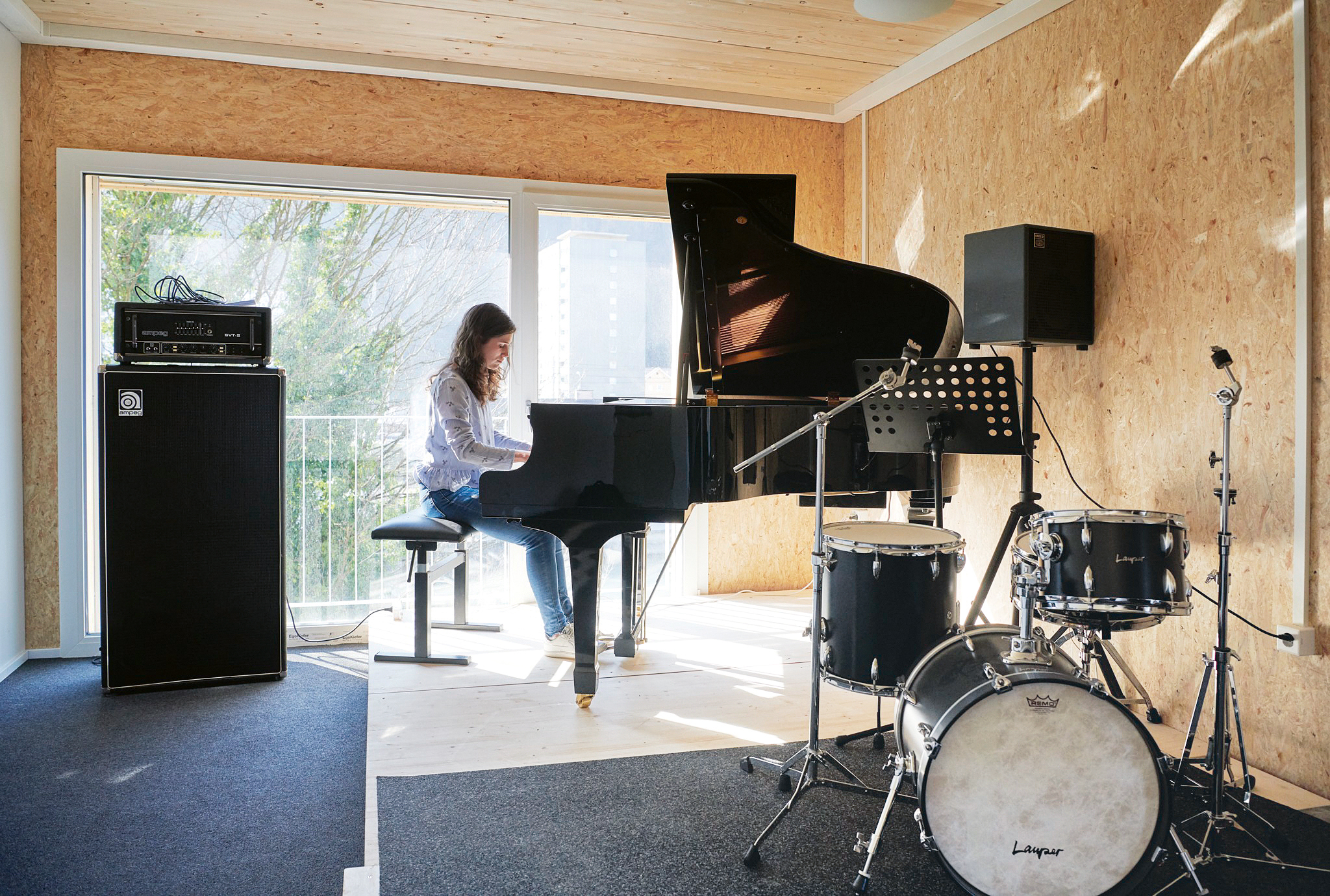 Das Foyer im 2. Obergeschoss dient als Gemeinschaftsraum.  Ein Podest bietet Platz für einen Flügel; dort werden auch gemeinsame Konzerte aufgeführt.