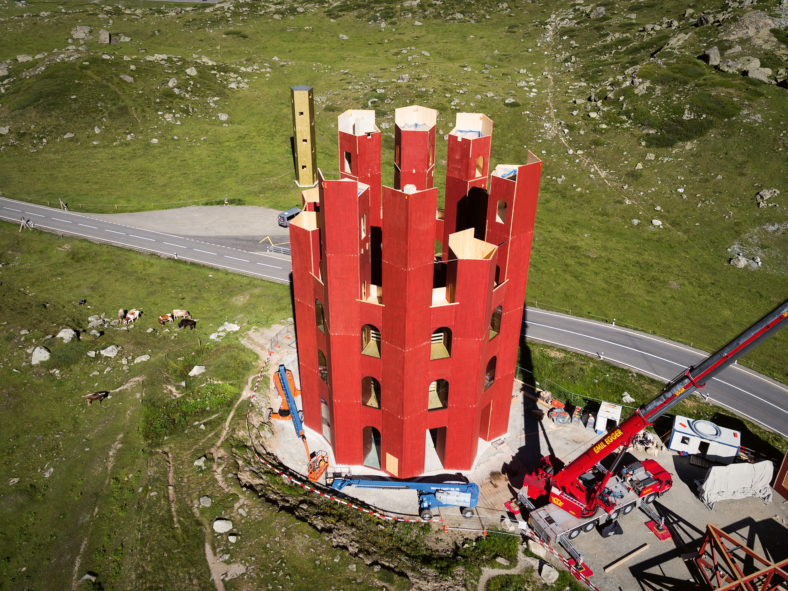 Der Turm ist 30 m hoch und misst im Grundriss übereck 22 m. Die Schwertransporte und die Montage der über 900 Teile dauerte zwölf Wochen.