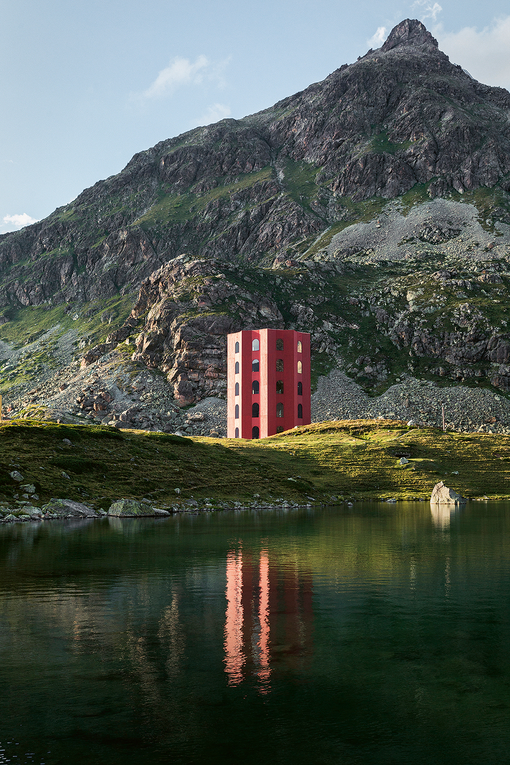 Der Theaterturm auf dem Julierpass – ein Monument inmitten urtümlicher Bergkulisse.