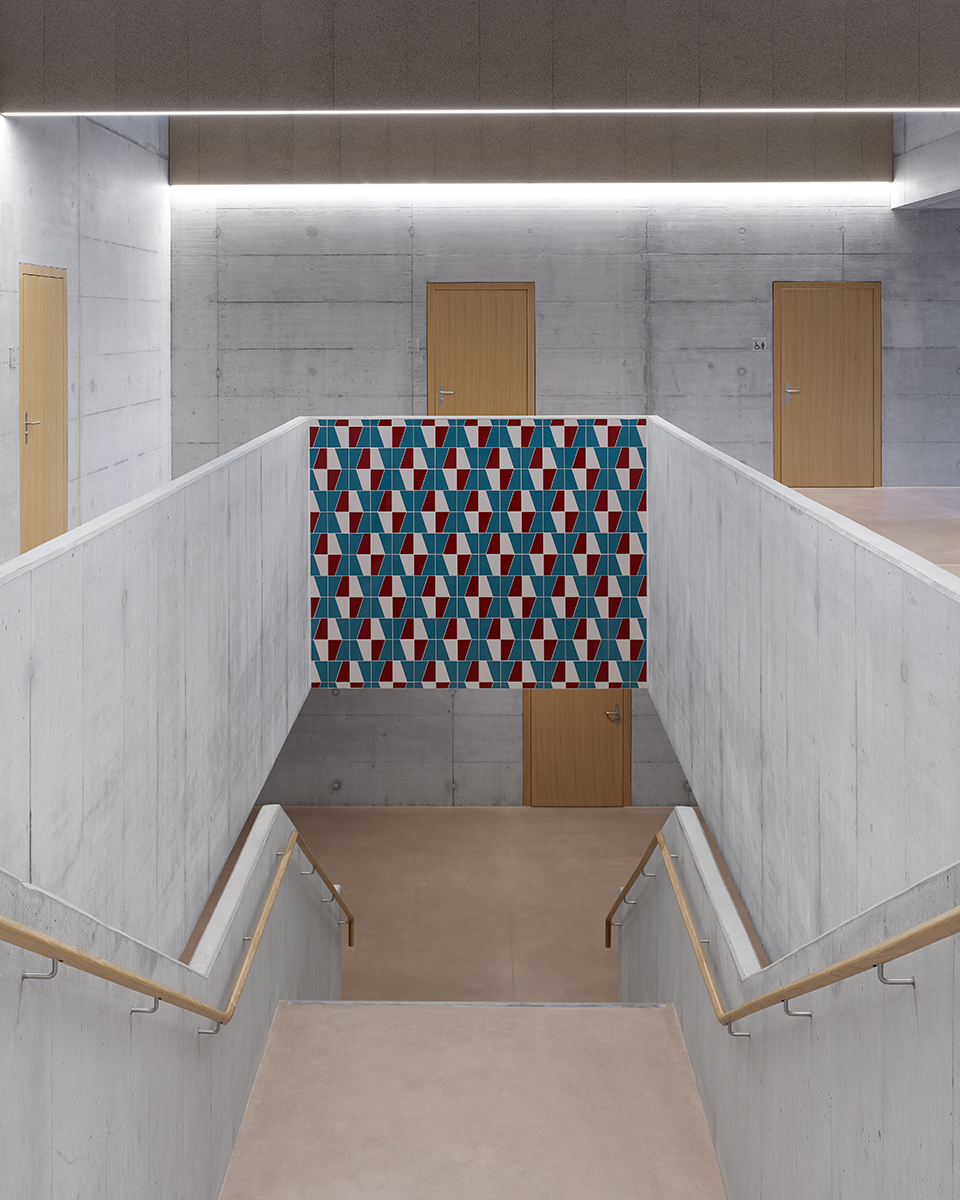 Die Keramikmosaike der britischen Künstlerin Rachel Lumsden unterstreichen die Sichtbezüge im Raum.