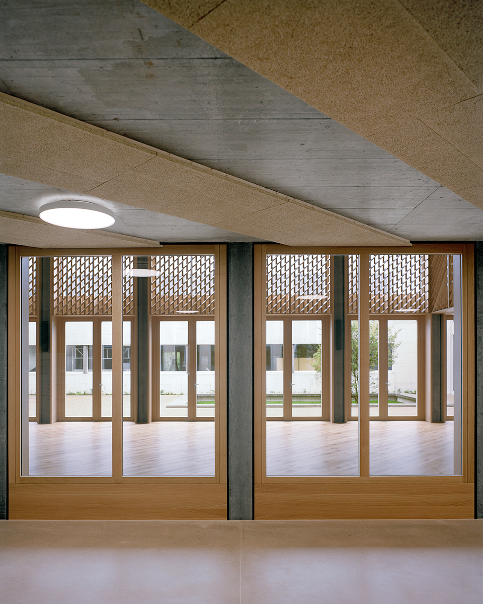 Die Raumschichtung schafft unterschiedliche Raumbezüge und Lichtstimmungen.