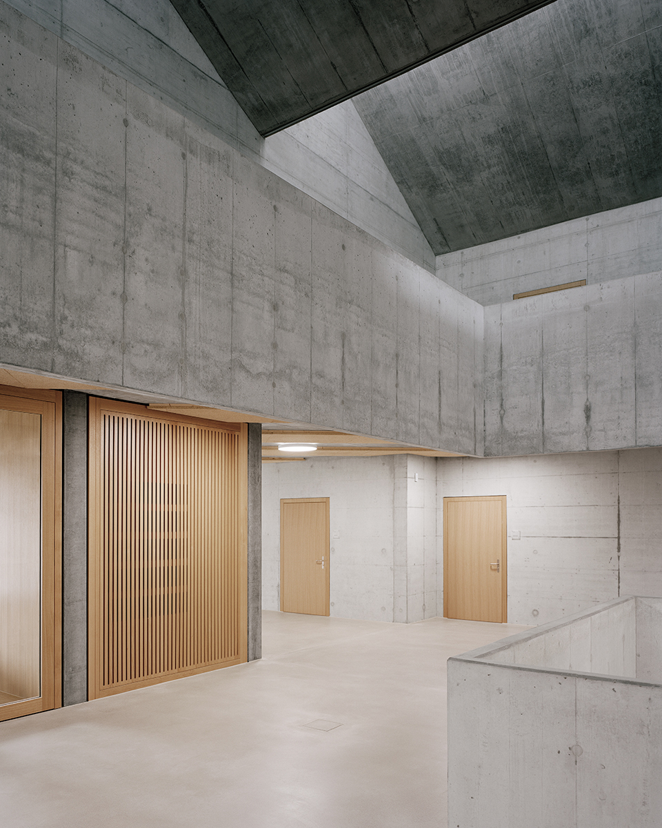 Das Sheddach bringt Licht in die weiten Erschliessungsbereiche.