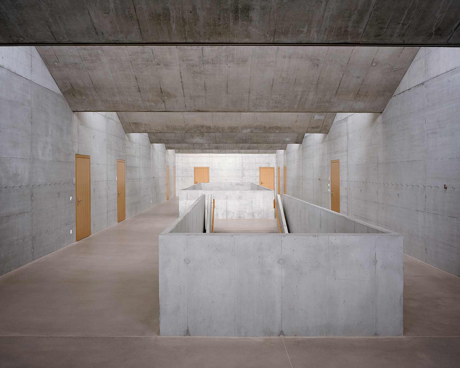 Das Sheddach bildet den krönenden Abschluss des Zwischenraums.