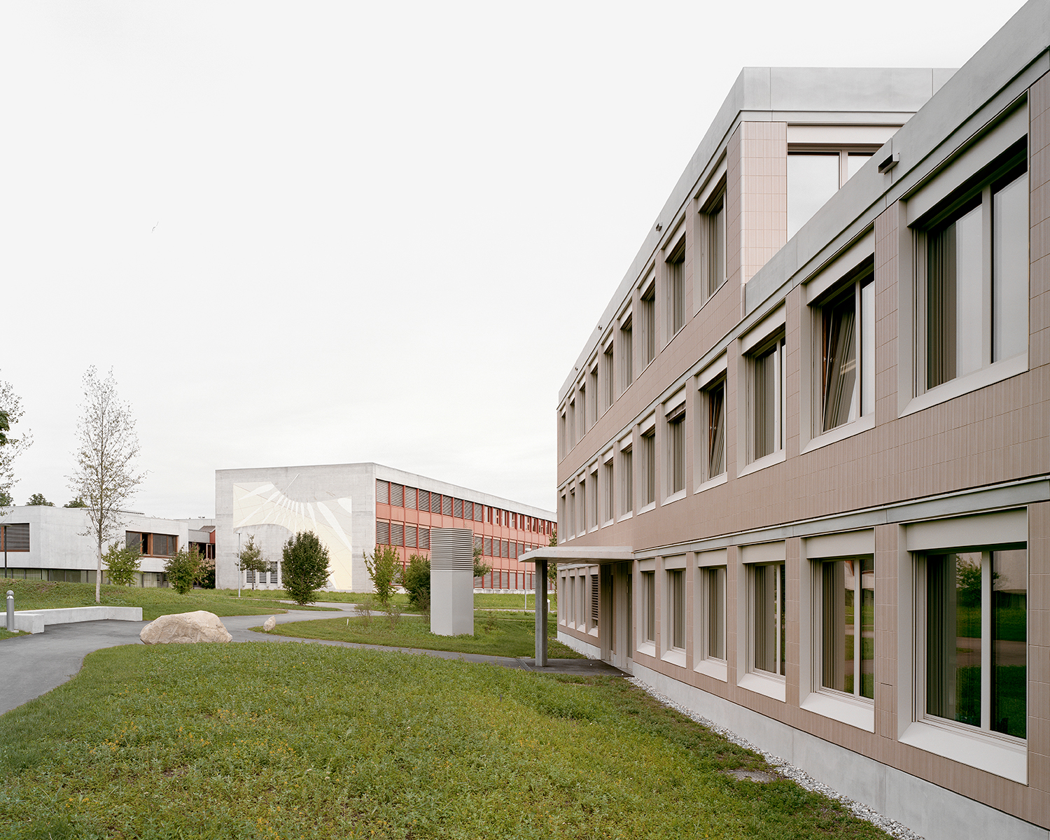 Das kompakte Schulhaus schafft neue Verbindungen mit dem weiträumigen Campus.