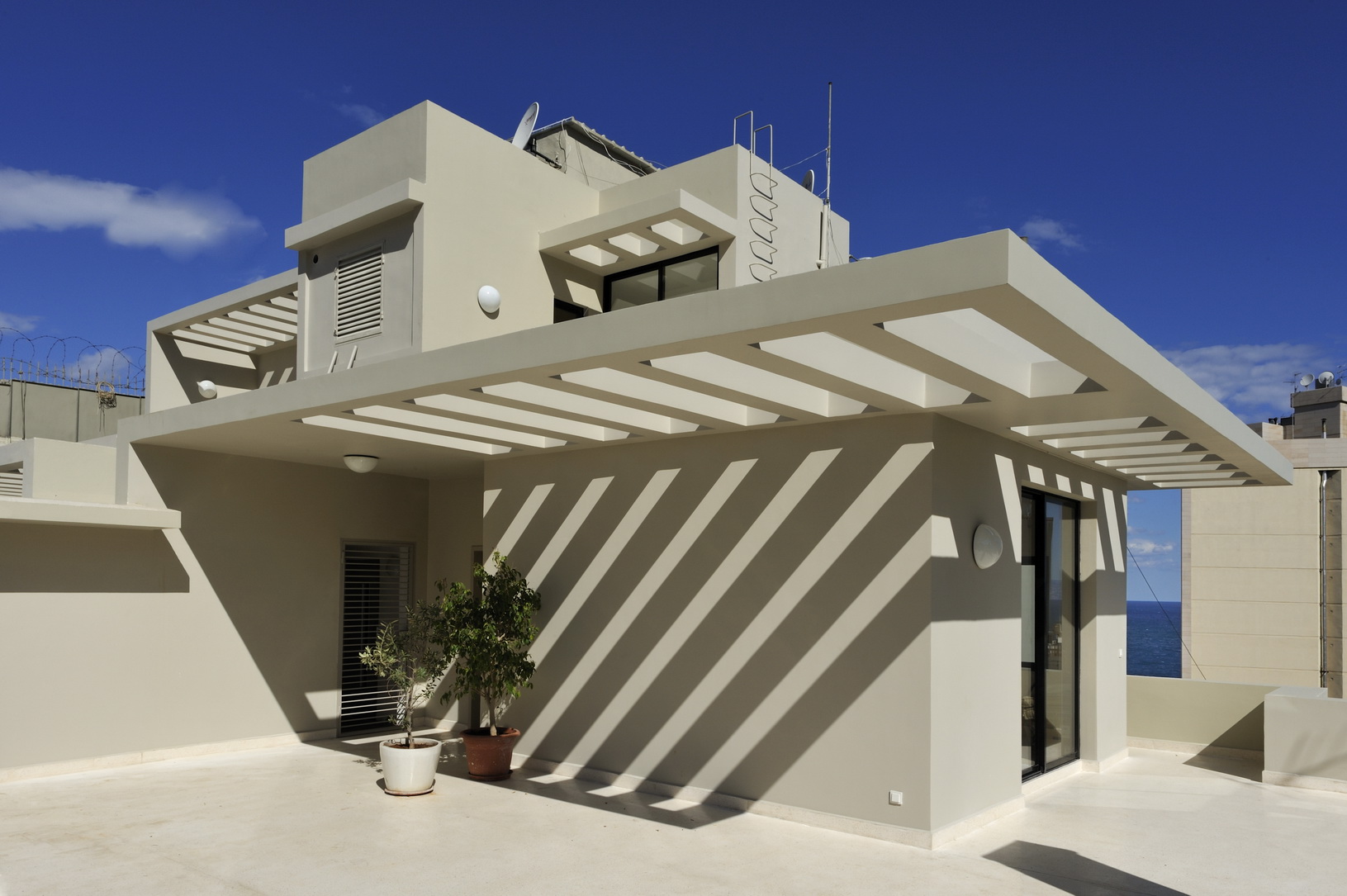 Van Dick Apartment: Gästeterrasse mit schattenspendenden «Brise Soleil».