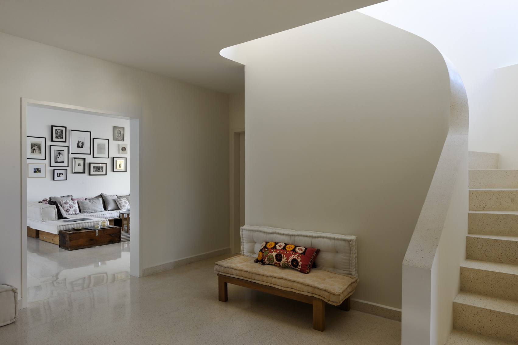 Van Dick Apartment: Eingangsbereich - offene Raumbezüge.