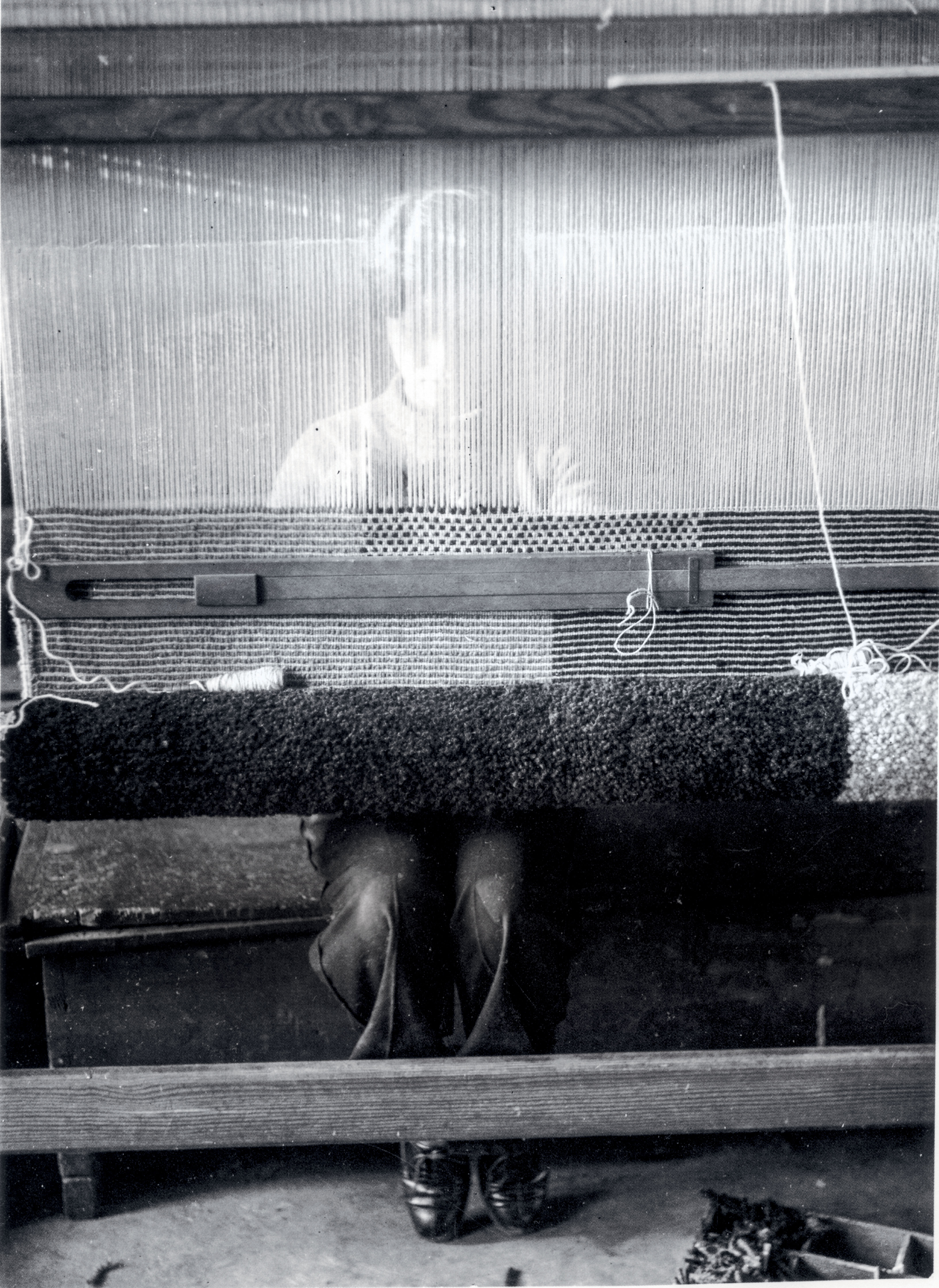 Le tissage est l’expression de l’entrelacement tant sur le plan linguistique, pratique que théorique. Michiko Yamawaki au métier à tisser, photographiée par Hans-Joachim Rose, 1930-1932, publiée dans Barry Bergdoll, Leah Dickermann (dir. pub), Bauhaus 1919-1933 : Workshops for Modernity. Catalogue d’exposition MoMA New York, 2009.