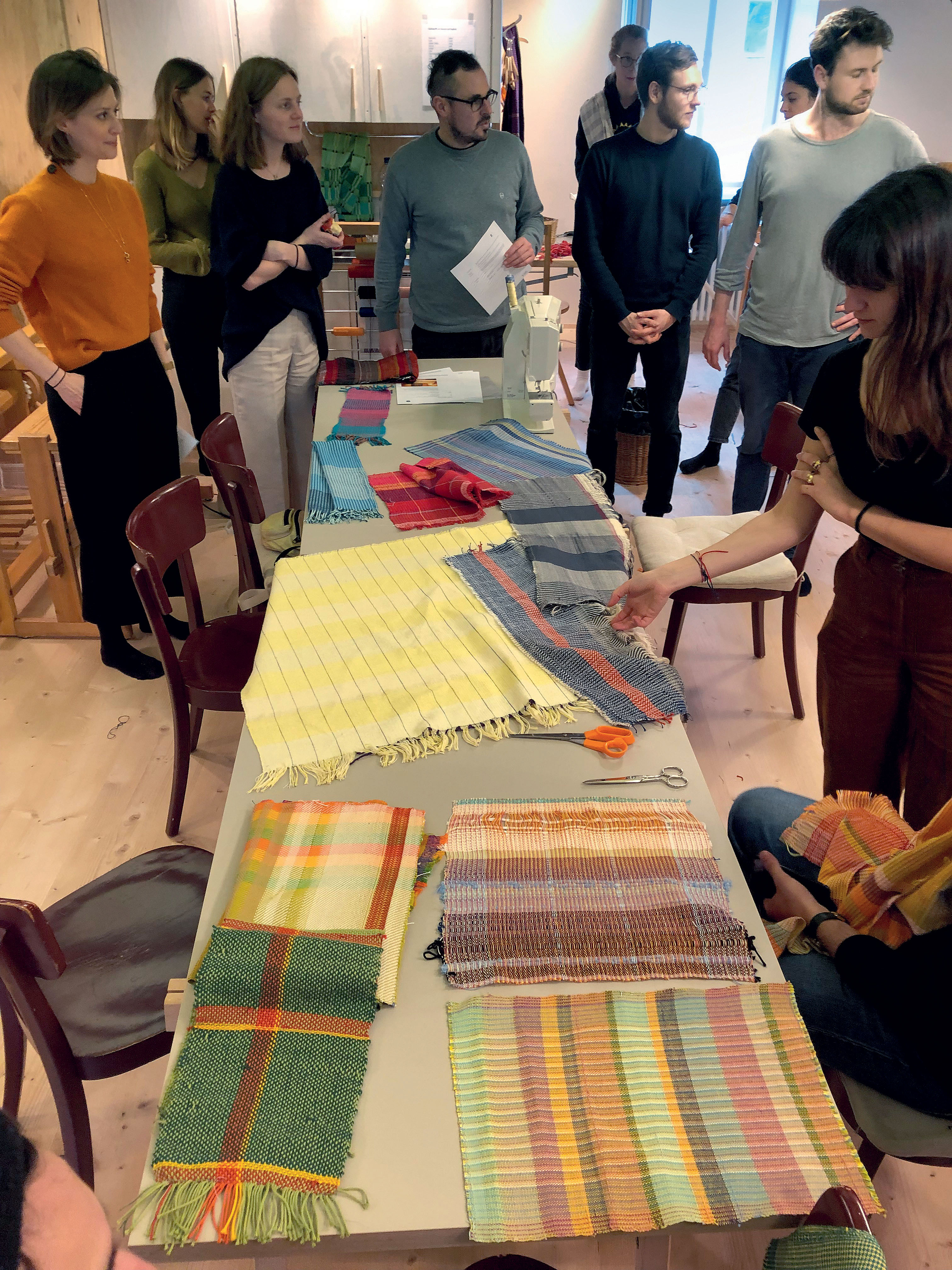 Les étoffes tissées par les participants au séminaire « Weaving Scripting Writing » aident à illustrer les modèles conceptuels en 3D. Studio Tom Emerson, EPF Zurich, mars 2019.