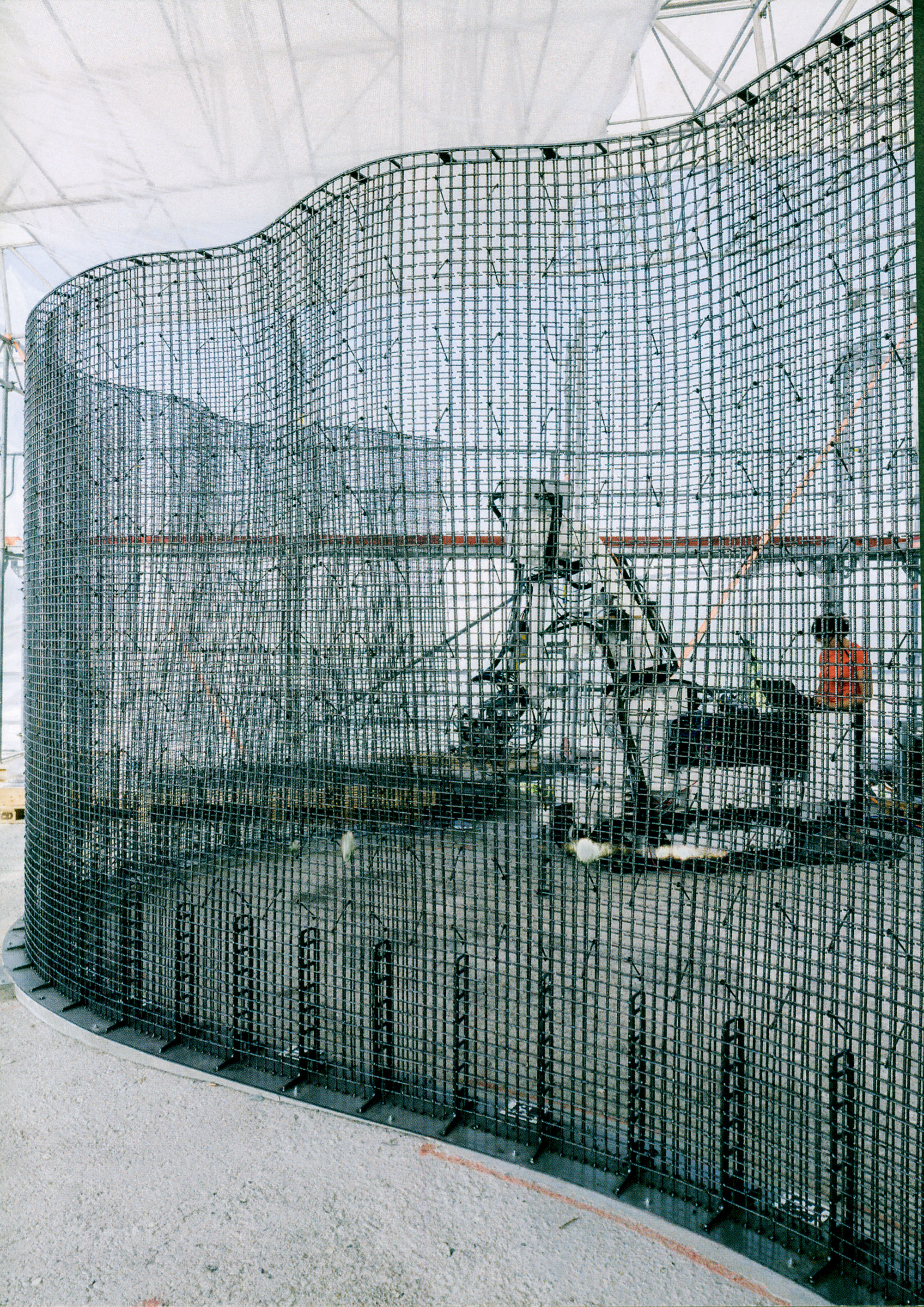Si elle veut permettre le développement de systèmes innovants, une école doit accorder de la place à l’expérimentation pratique. Le robot mobile In Situ Fabricator fabrique la cloison Mesh Mould sur le chantier du DFAB House, Empa NEST Dübendorf.