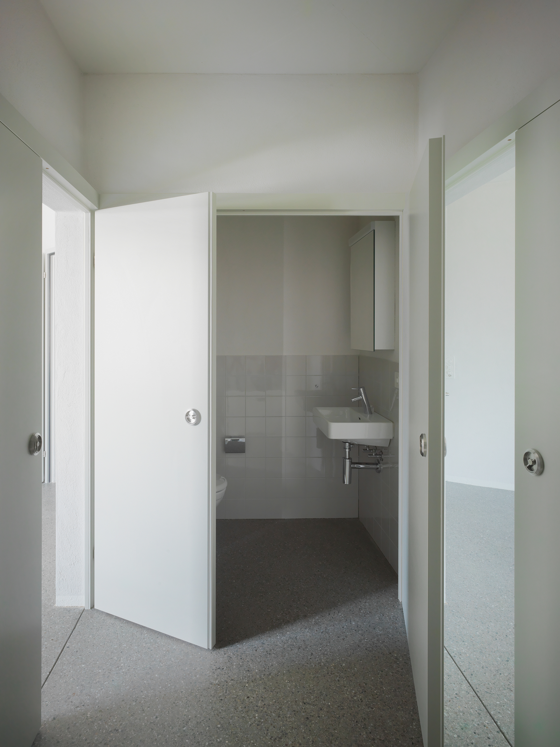 Die Tür kann wahlweise das Bad abschliessen oder die Installationen verdecken.