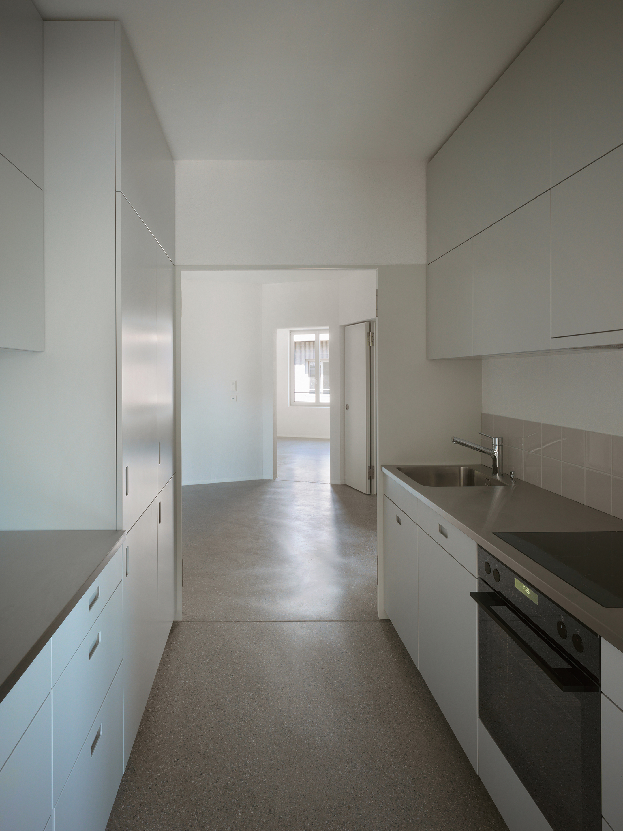 Eine der eingefügten Kammern beherbergt die zweiseitig begehbare Küche.