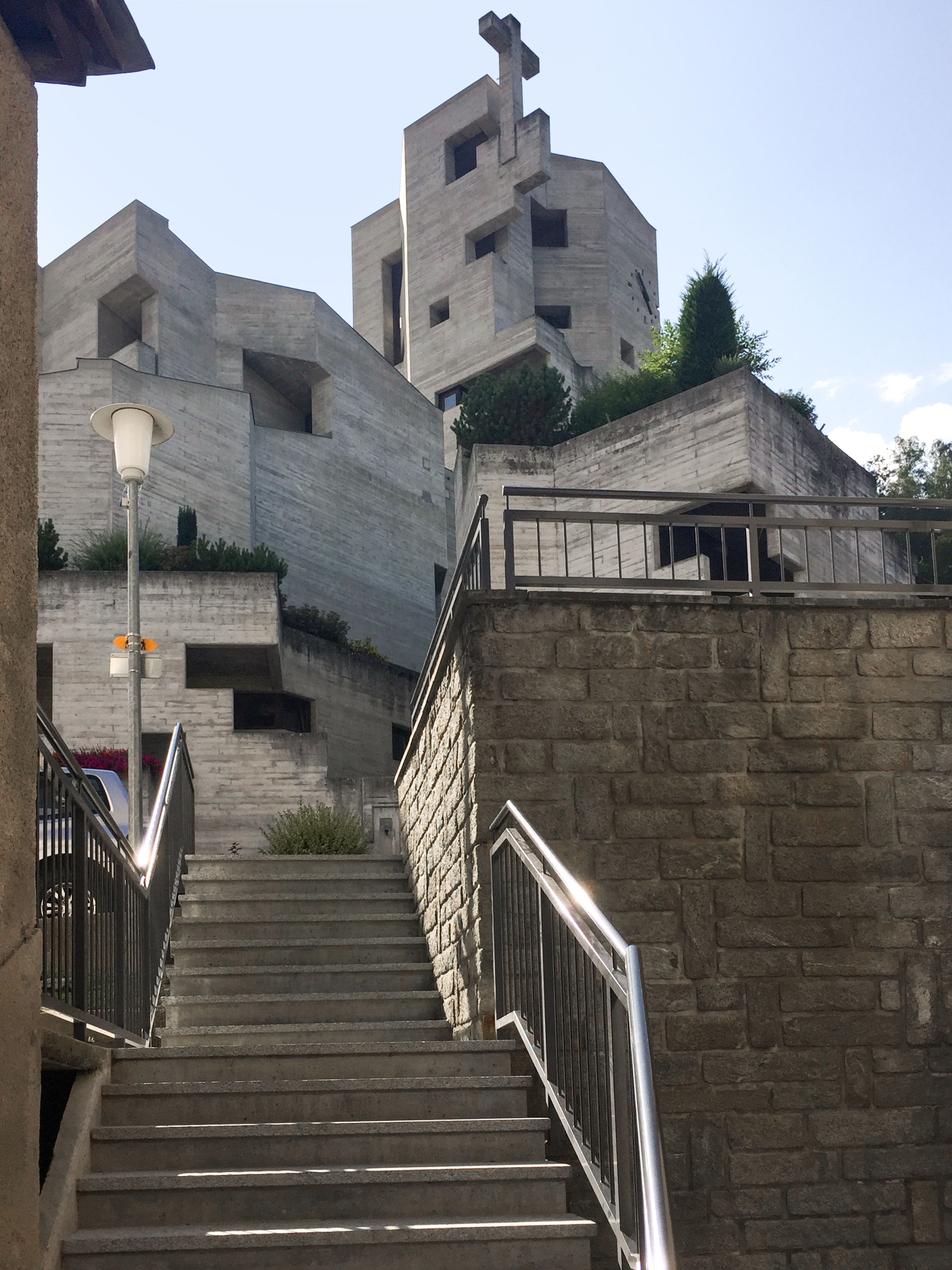 Blick vom Platz vor dem Gemeindehaus zum Turm hinauf.