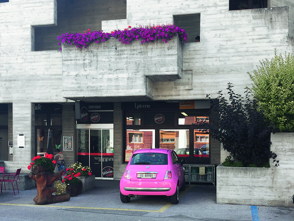 Der Gebäudekomplex beherbergt auch ganz profane Nutzungen – hier auf der Ebene des Platzes vor dem Gemeindehaus.