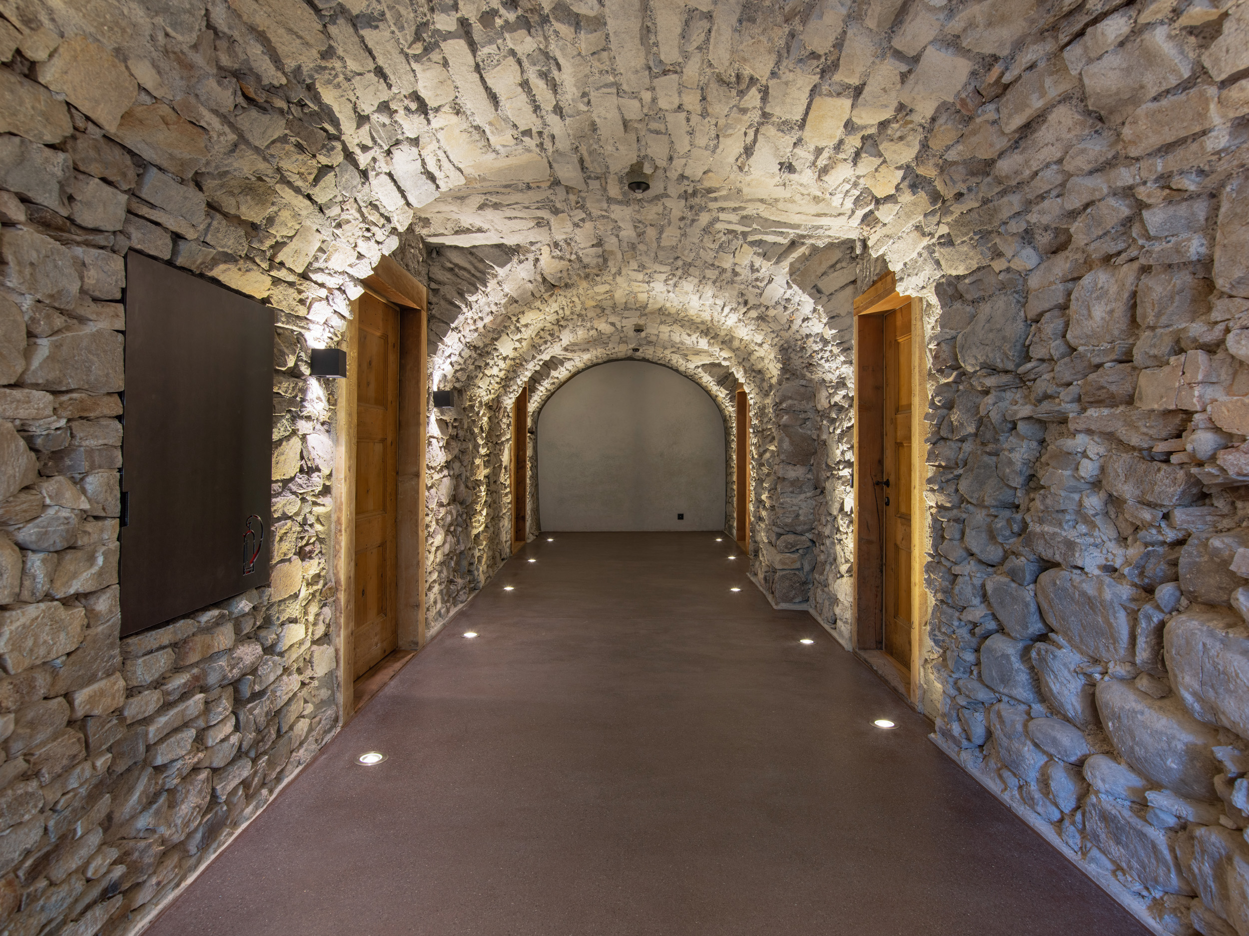 Das Engadiner Fundament: Das Bruchsteingewölbe im Keller stammt aus der Ursprungszeit des nun als Bankzentrale genutzten Gebäudes.