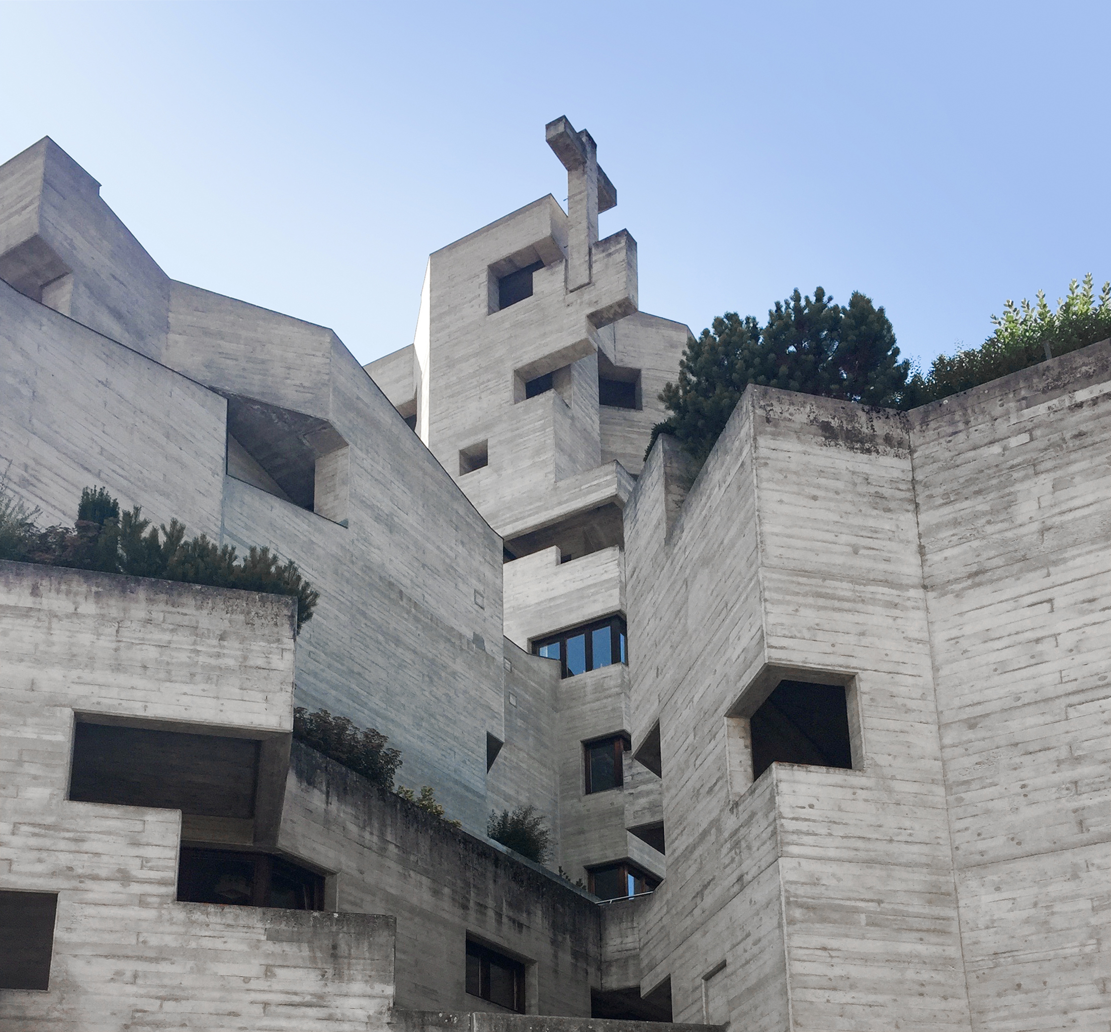 Verwinkelt, ausgehöhlt und plastisch durchformt wie ein Termitenbau: Von aussen ist kaum erkennbar, welche Nutzungen sich im Gebäude verbergen.