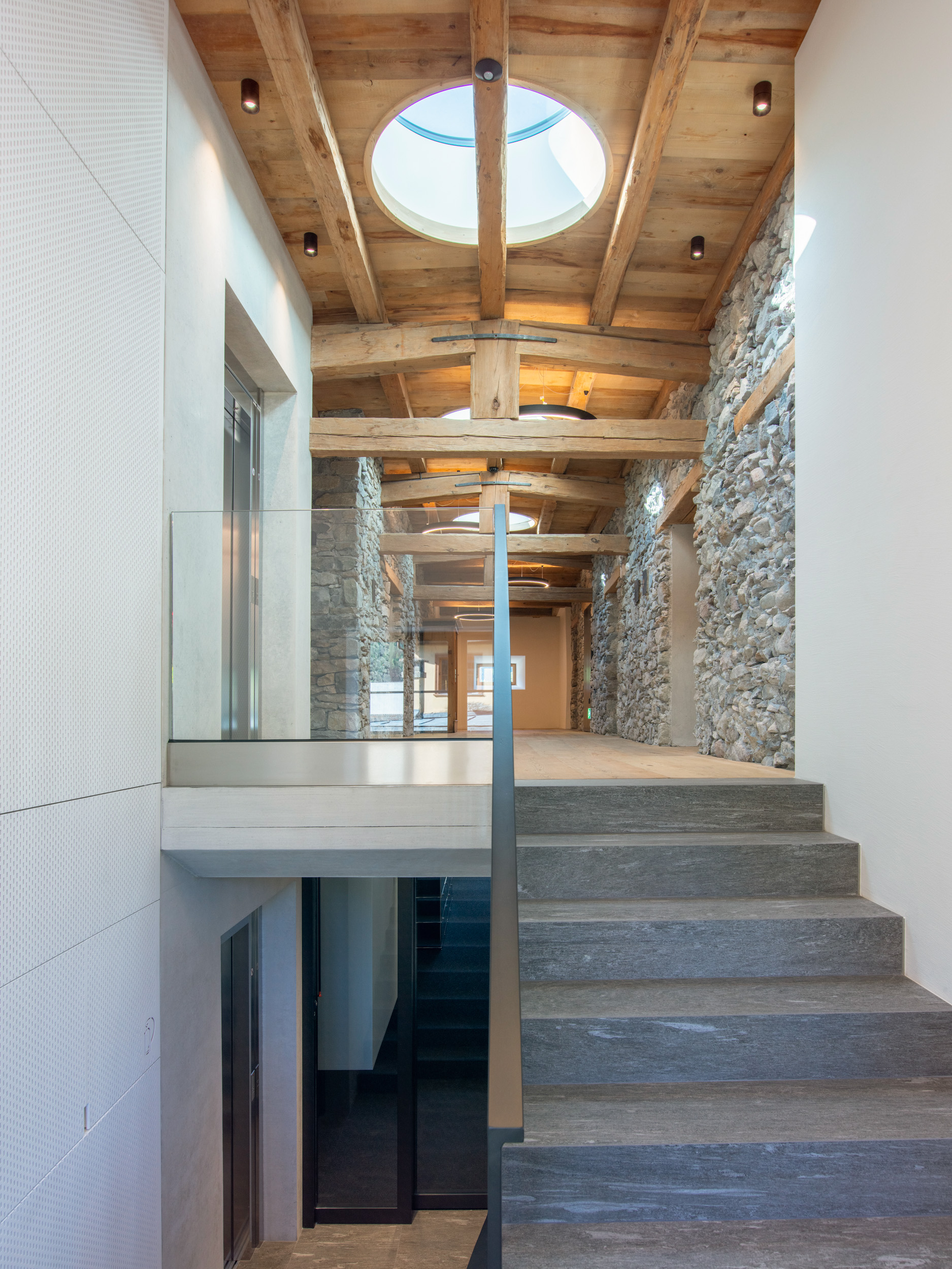 Der oberitalienische Überbau: Das Gebäude selbst wurde nach dem Dorfbrand von 1872 von lombardischen Baumeistern, wie der gesamte Kern von Zernez, wiederaufgebaut (Blick in die Dachetage).