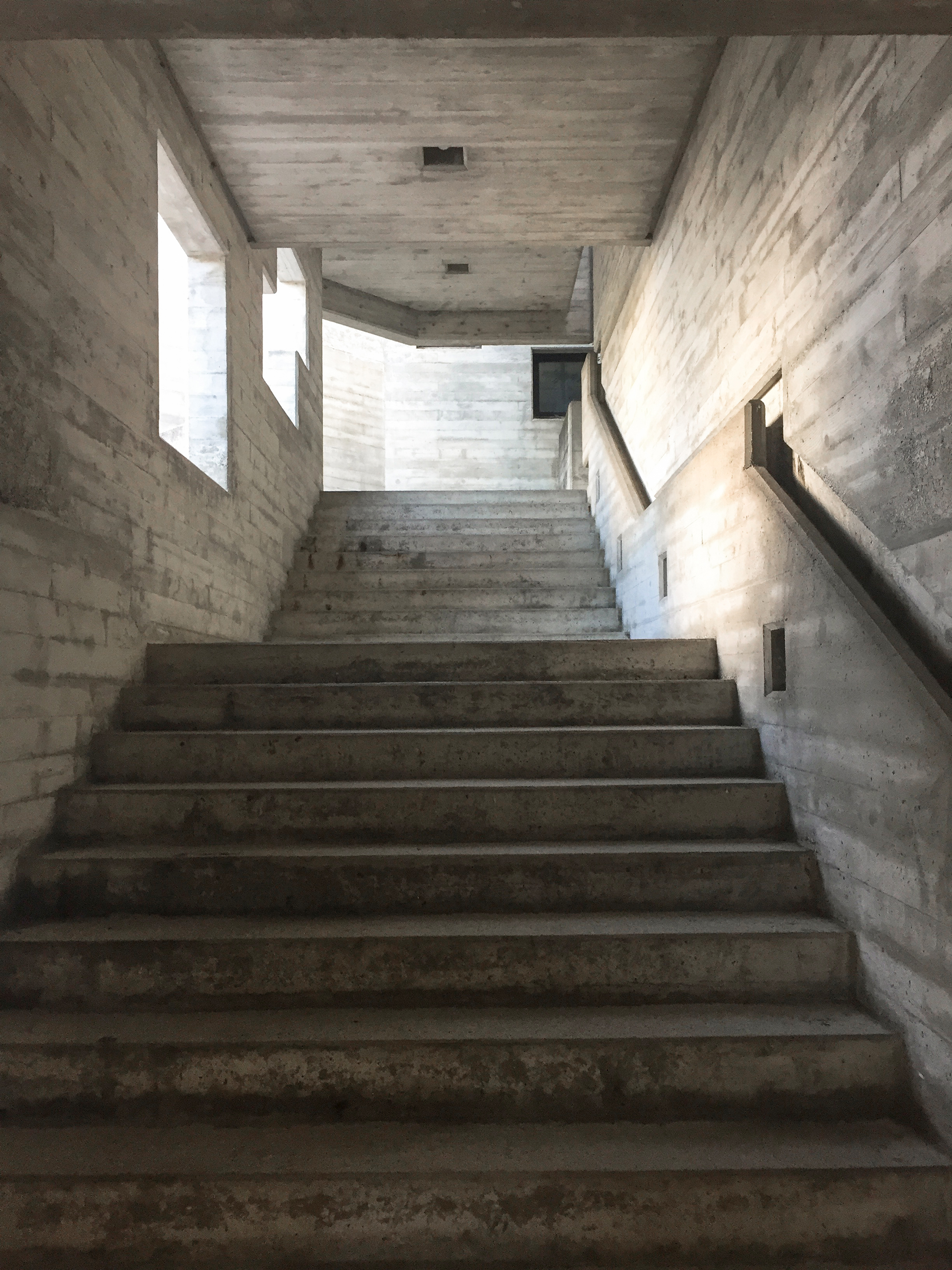 Eine Aussentreppe führt durch die ganze Anlage und erschliesst die verschiedenen Ebenen.