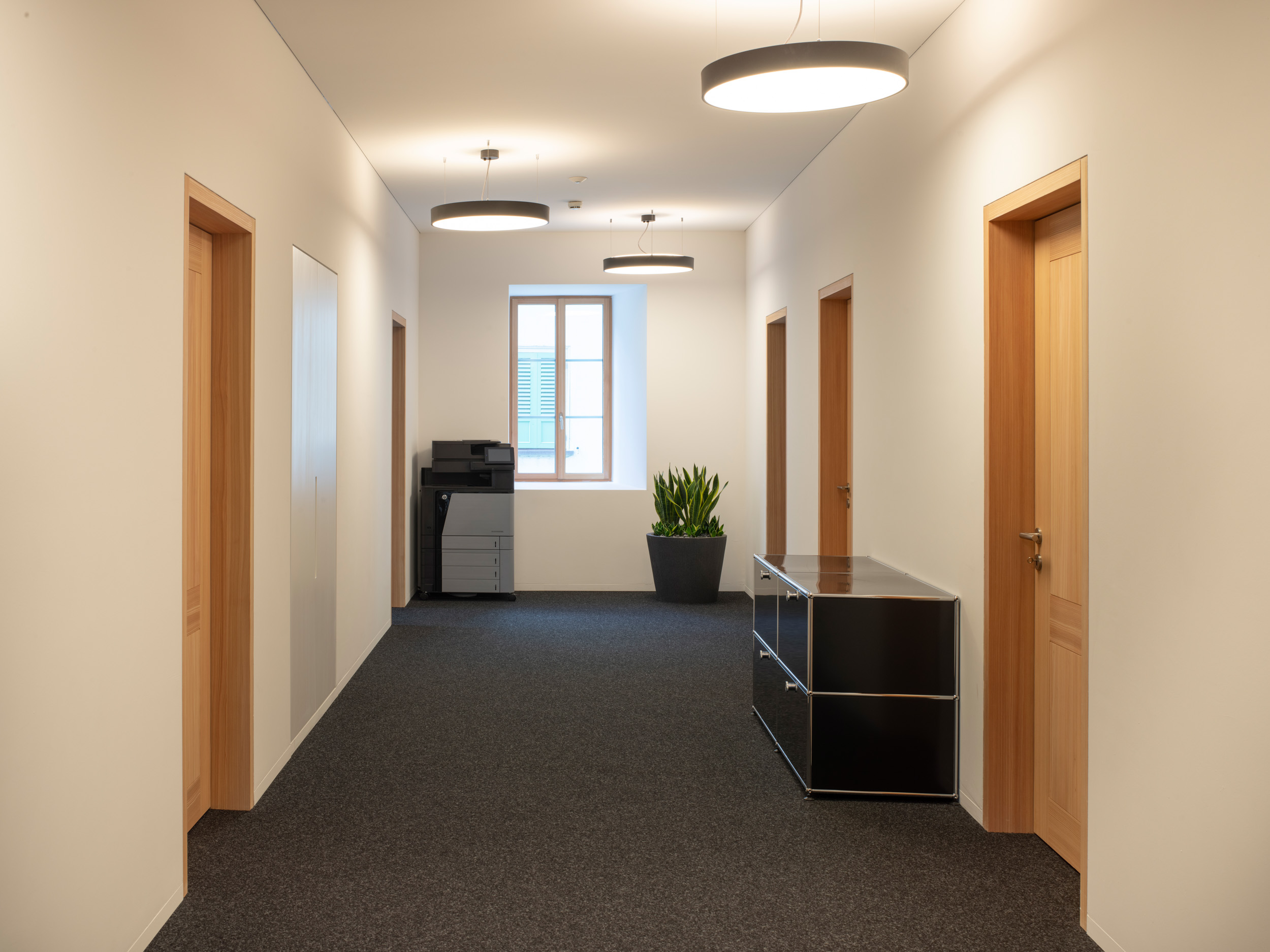 Blick in ein Regelgeschoss mit Flur und angrenzenden Büros.