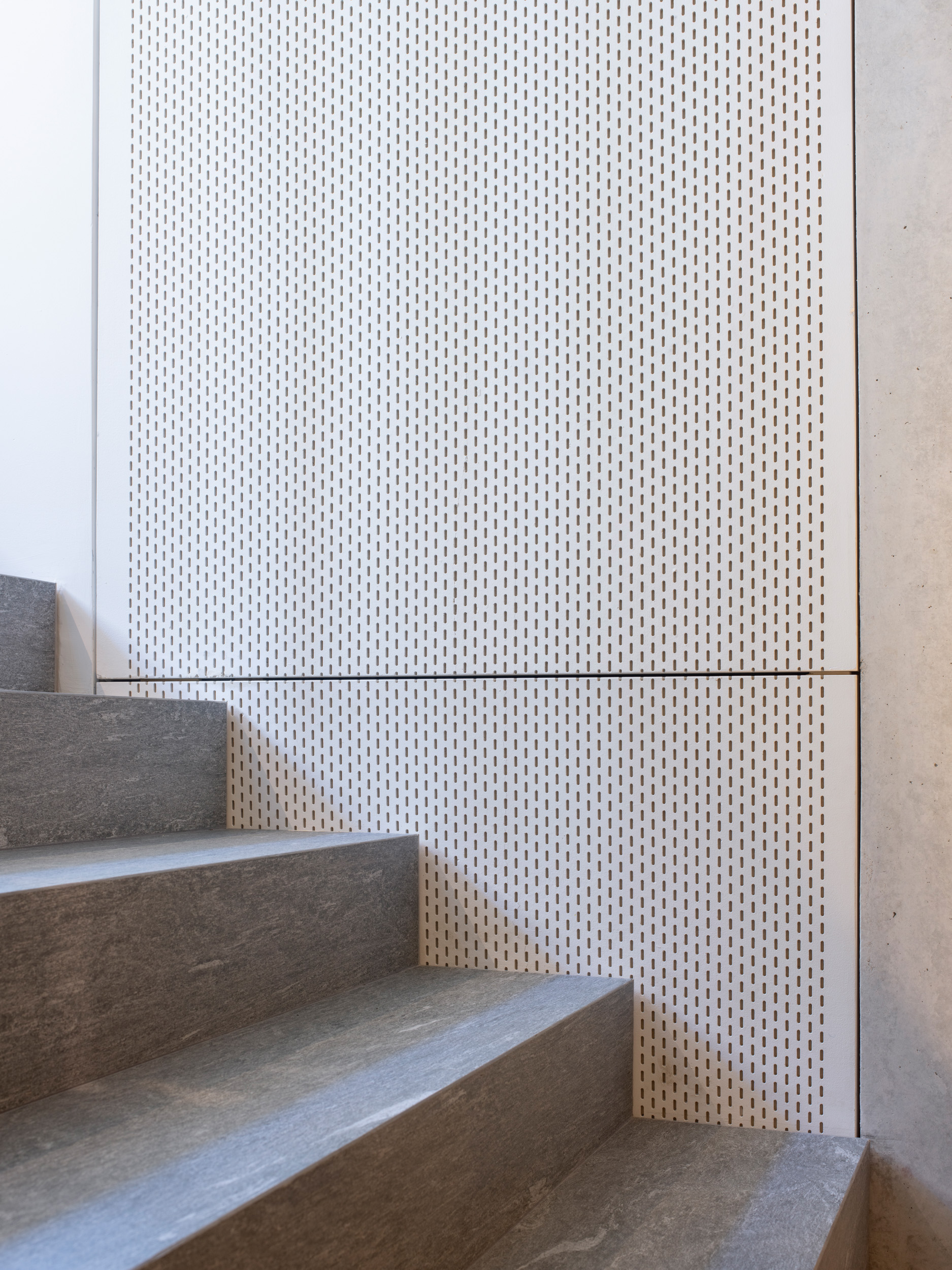 Dezenter Einbau von neuer Gebäudetechnik in das fast 150-jährige Gebäude.