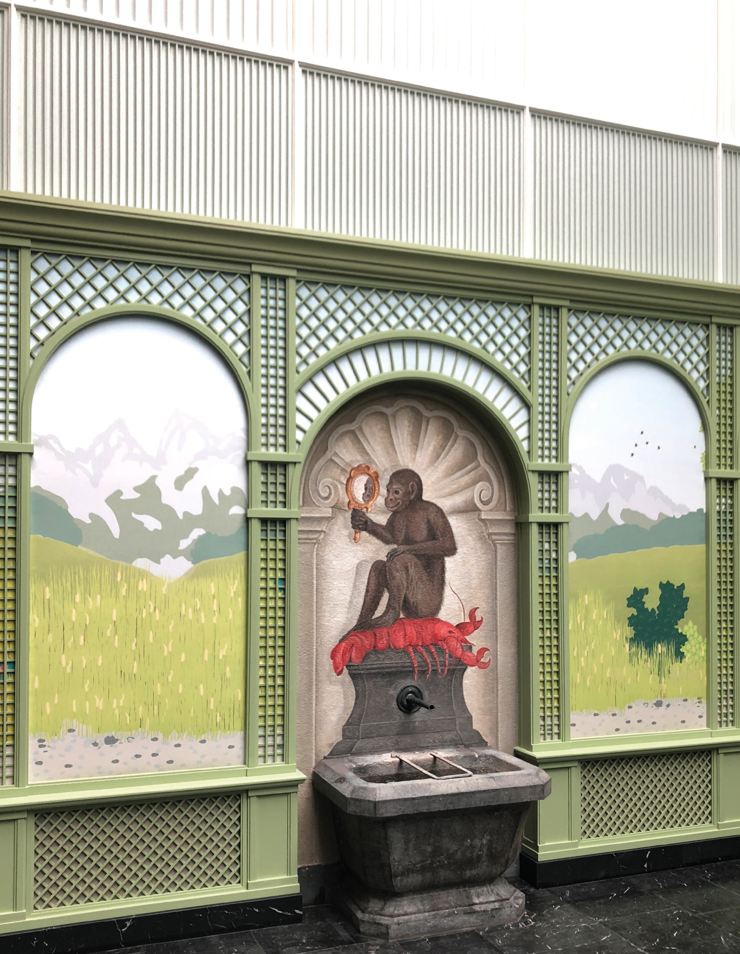 Der Affe, das Wappentier des Äusseren Standes, der seit 1980 auf einem Wandbild über dem bestehenden Brunnen auf einem Krebs hockt, war das Vorbild für die Applikation der Artgenossen.