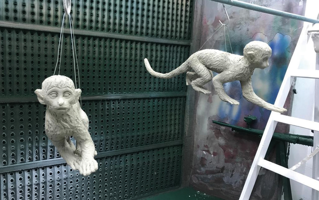 Die Bananen sind aus Ton gebrannt. Die filigranen Affen wurden wegen des Risikos,beim Brand kaputt zu gehen, als Gipsabguss hergestellt. (Künstler: Roland Aebi)