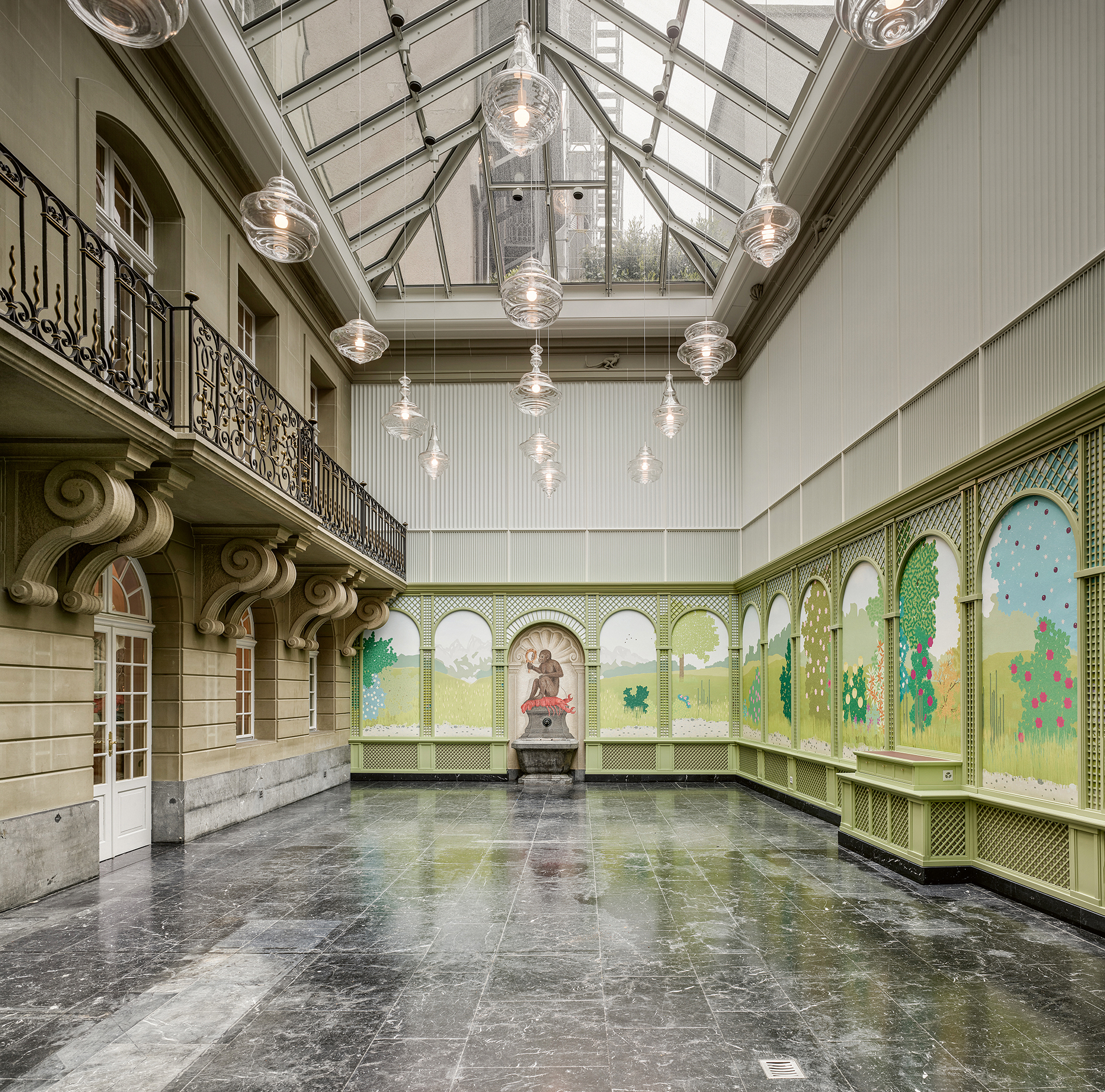 Die achsial auf Konsolen gelagerte Überdachung  ist mit reaktivem Glas versehen, das einen weiteren Sonnenschutz überflüssig macht.  Ein lang gestreckter Balkon, vom Treppenhaus zwischen Restaurant und Saal zugänglich, ist für künstlerische Aktionen prädestiniert.