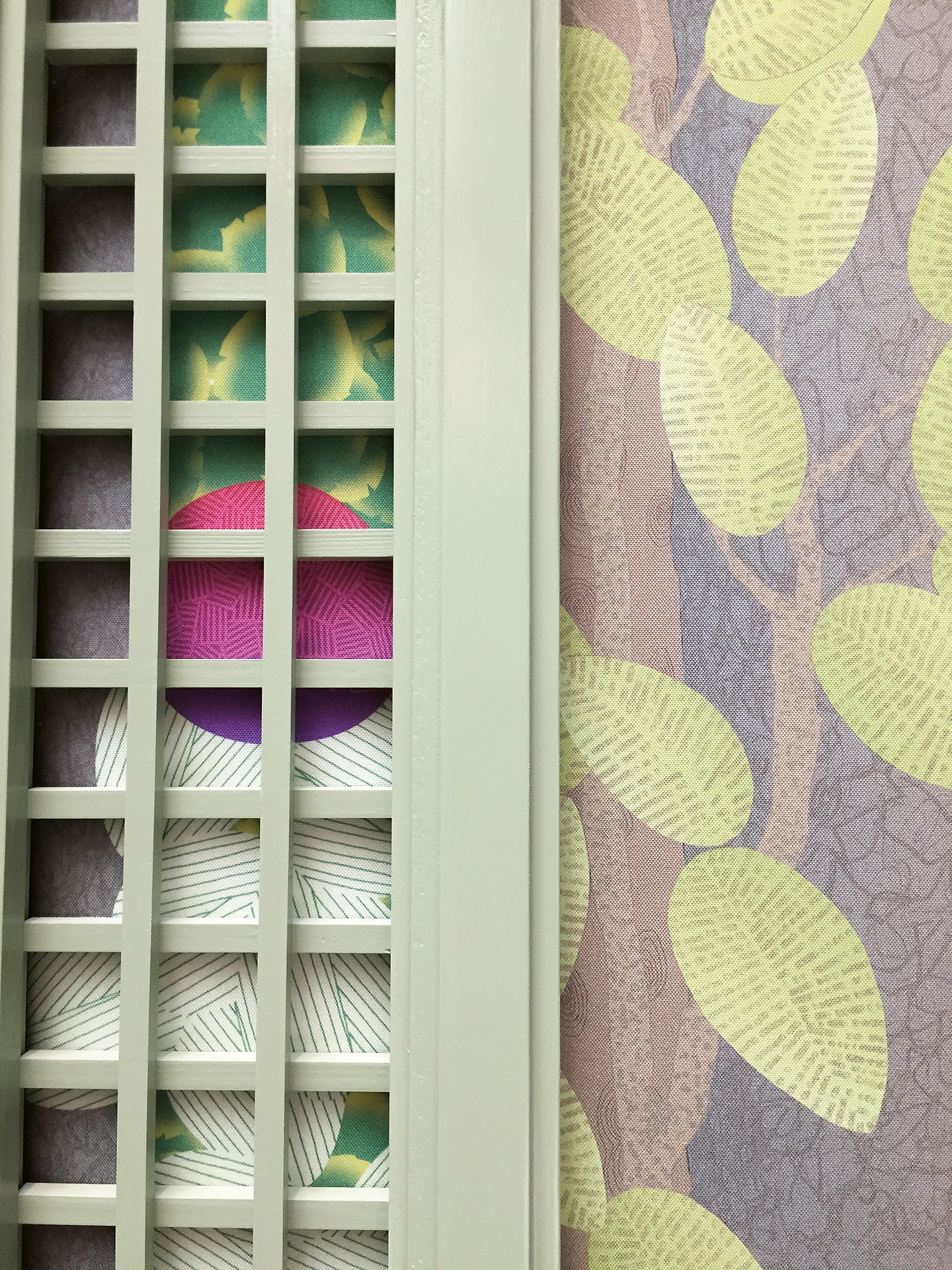 Bei genauerem Hinsehen geben sch die naiven Motive auf dem Stoff der Wandbespannung, die aus einem Mix von analogen und computergenerierten Skizzen entstanden, als zeitgenössisch zu erkennen.