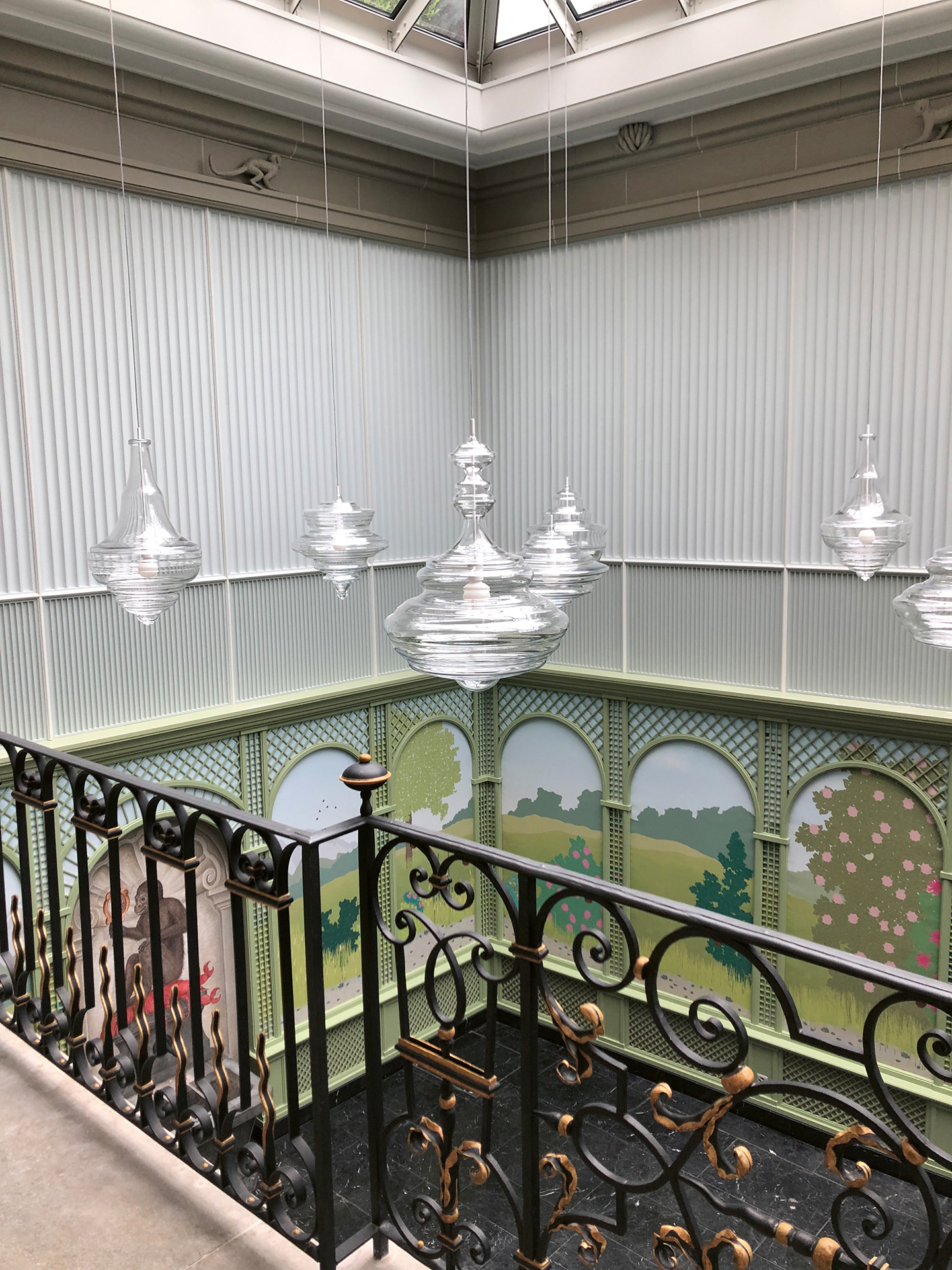 Affen und Bananen turnen auf dem oberen Sims.