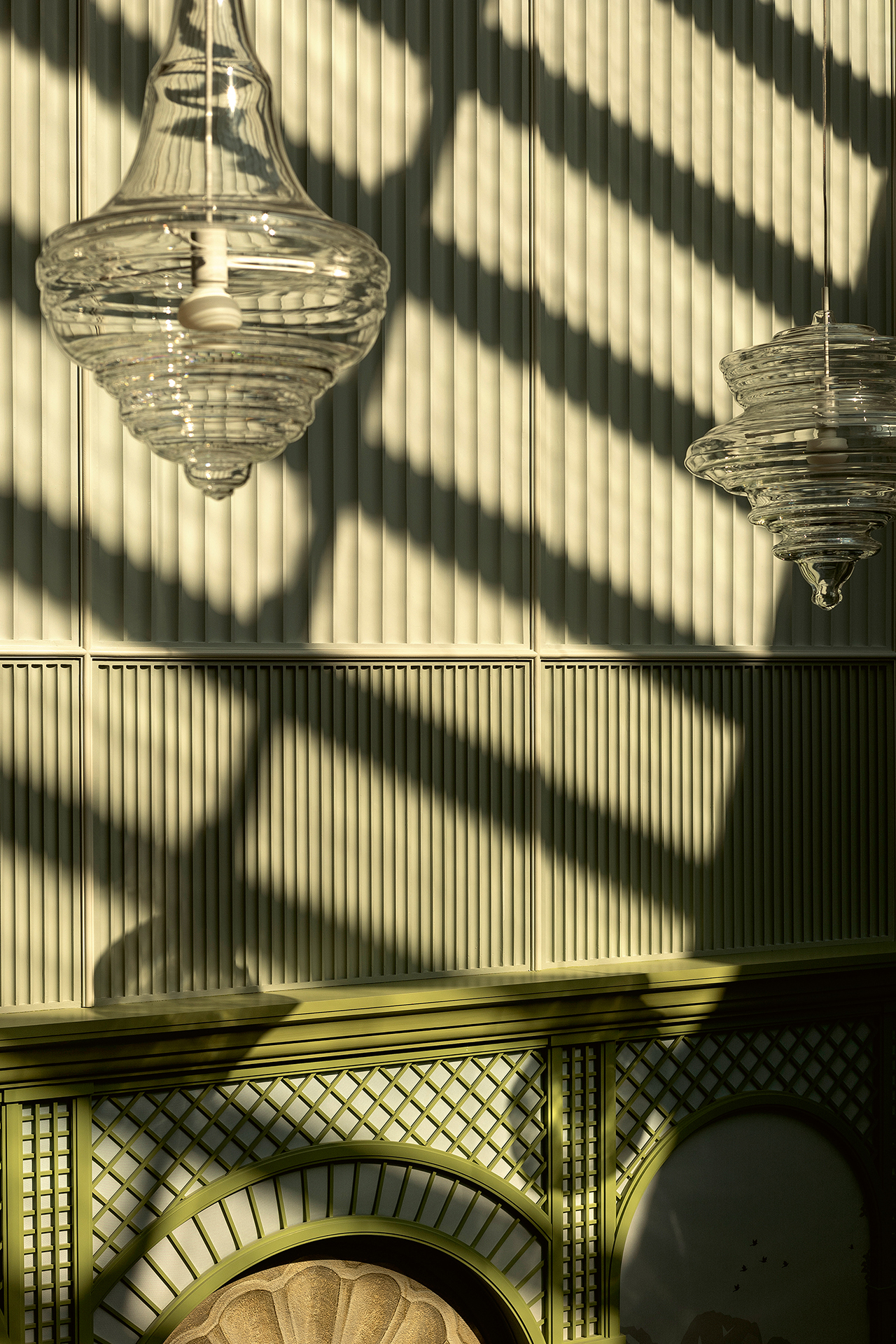 Die kanellierten Gipspaneele sind akustisch wirksam.