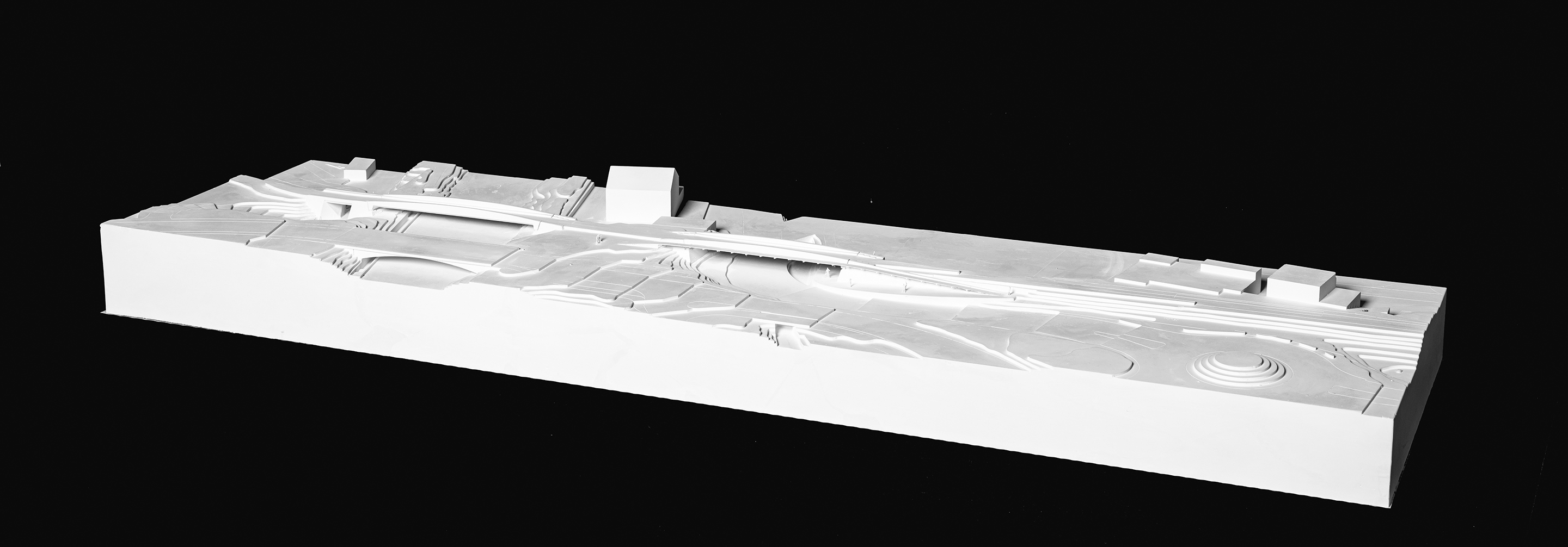 «Kontinuum»: moderne Brücken mit konvexen Obergurten. Die autonome Form ist attraktiv und durchgestaltet, aber zu teuer erkauft.
