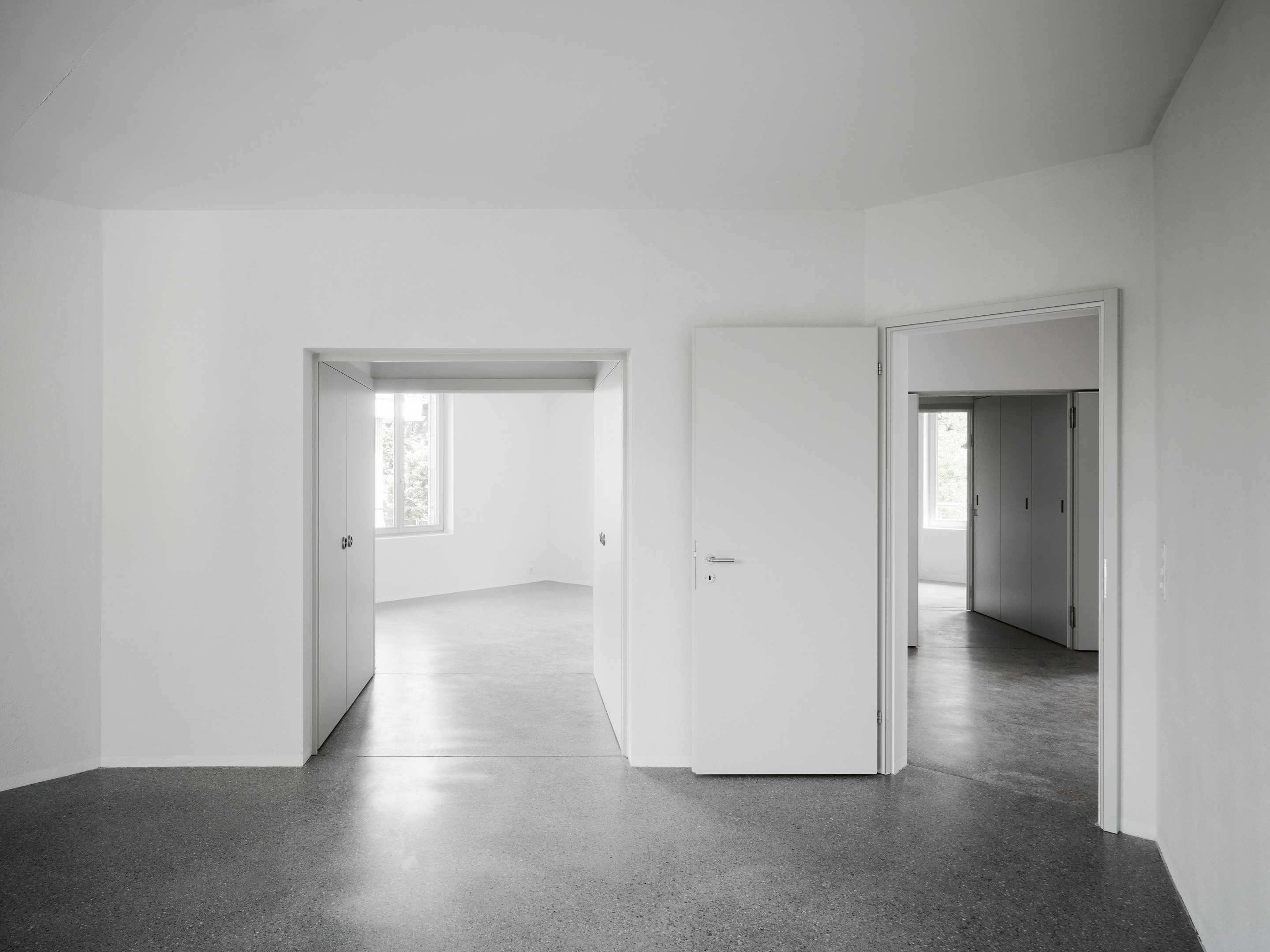 Aus verschiedenen Richtungen dringt das Tageslicht in die Eingangshalle.