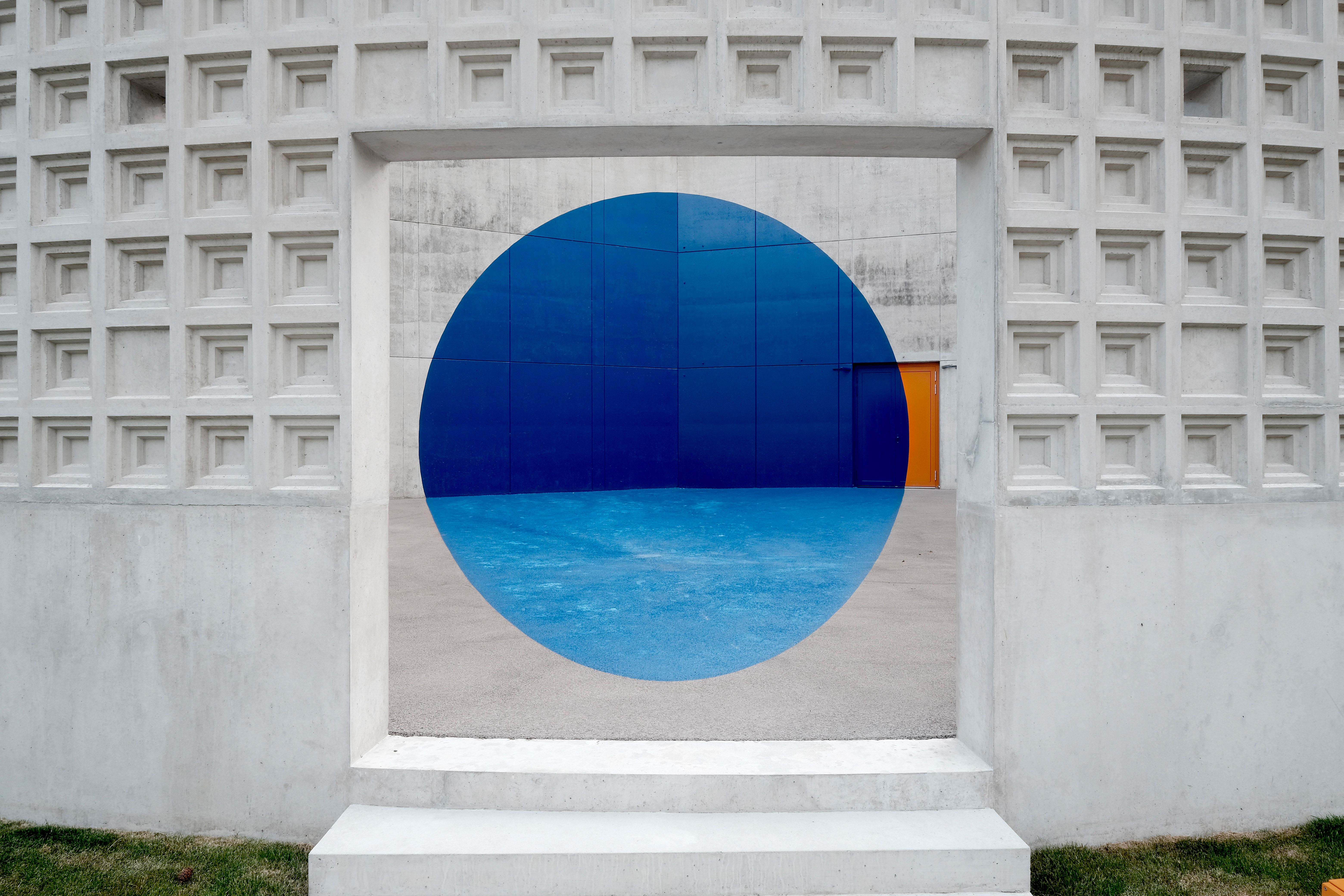 Vue de la perspective anamorphique depuis l'entrée du portique