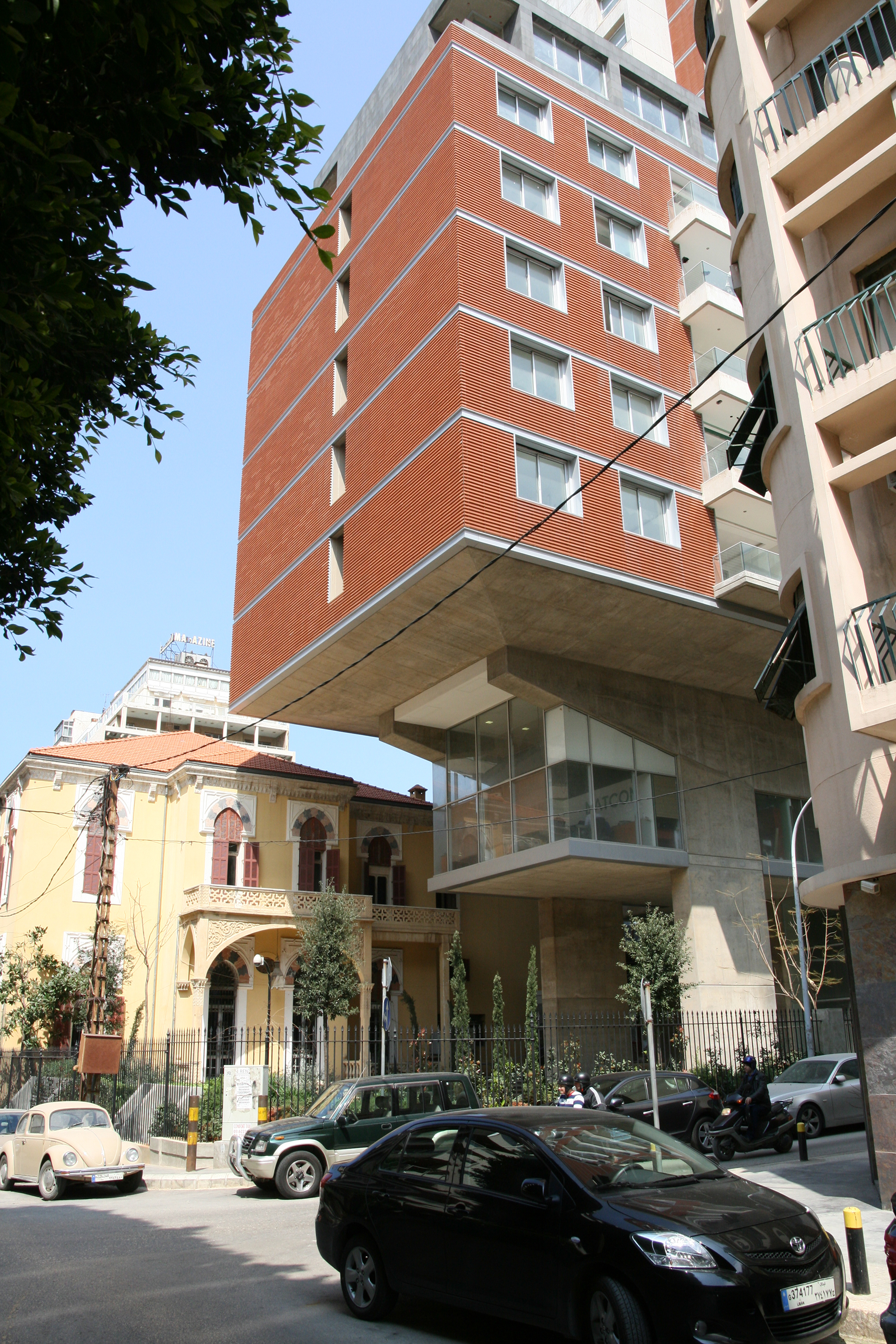 Das Fehlen einer angemessenen Regulierung führt zu einem beängstigenden Kontrast: das romantische orientalische Haus, überwältigt von einem neuen Wohnturm in der Sursok-Strasse.